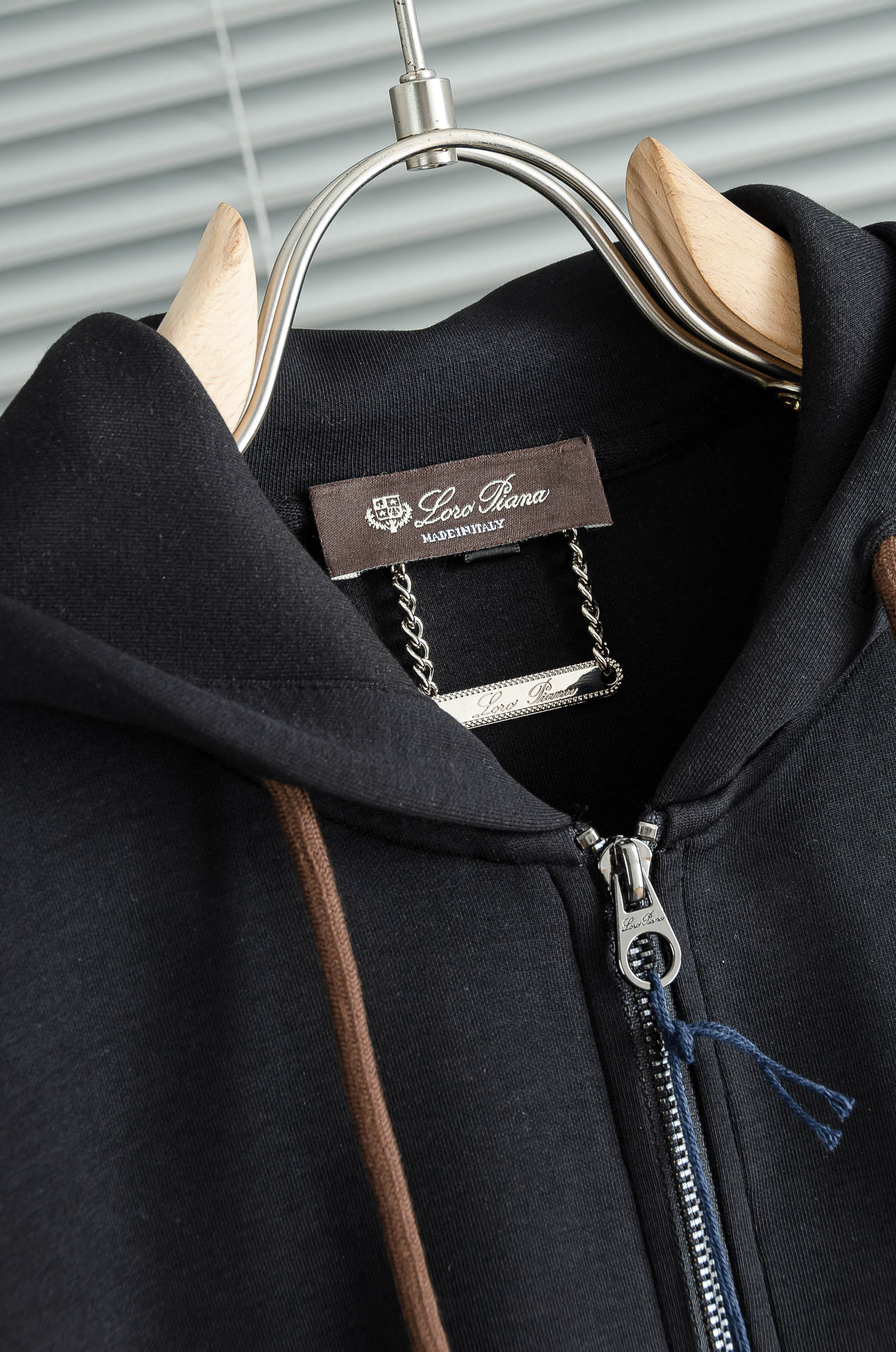 。 lP🆕 //秋冬时尚休闲运动套装(夹克外套+卫裤 )原厂代工出品，极简的风格构造大气，自然，辨识度高