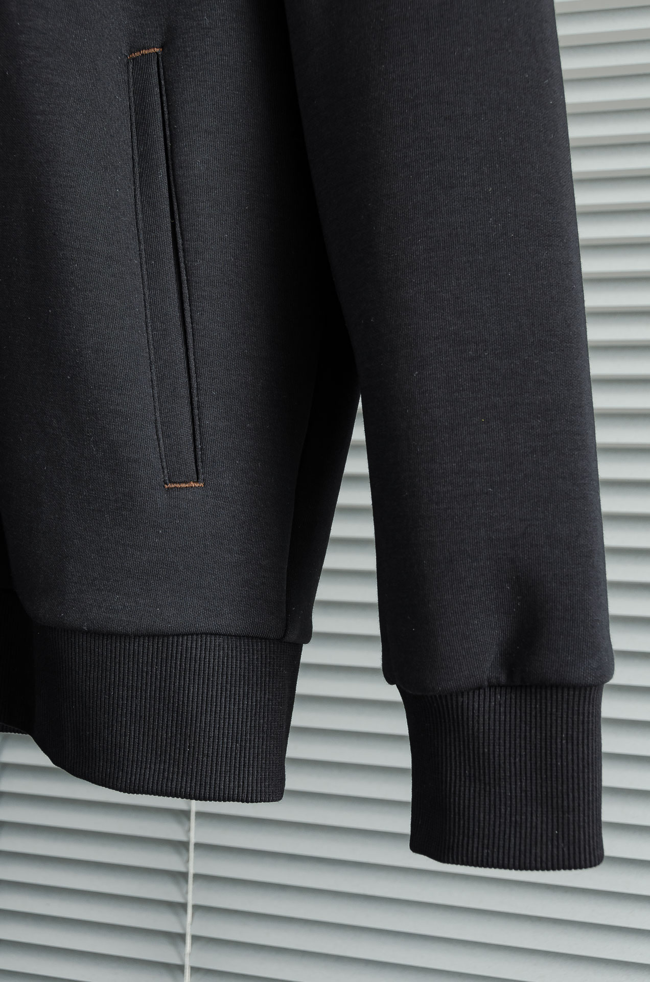 。 lP🆕 //秋冬时尚休闲运动套装(夹克外套+卫裤 )原厂代工出品，极简的风格构造大气，自然，辨识度高