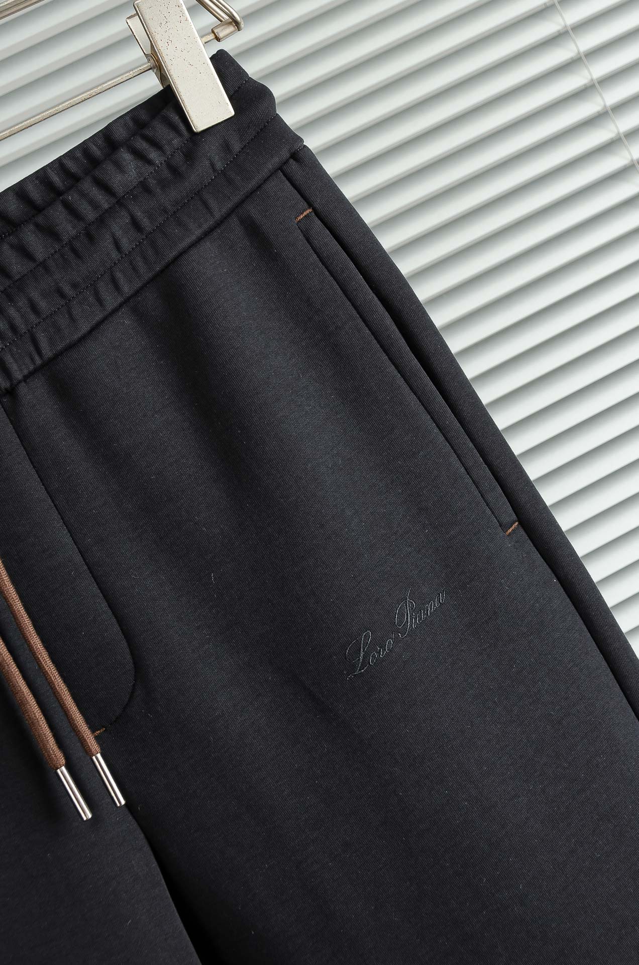 。 lP🆕 //秋冬时尚休闲运动套装(夹克外套+卫裤 )原厂代工出品，极简的风格构造大气，自然，辨识度高