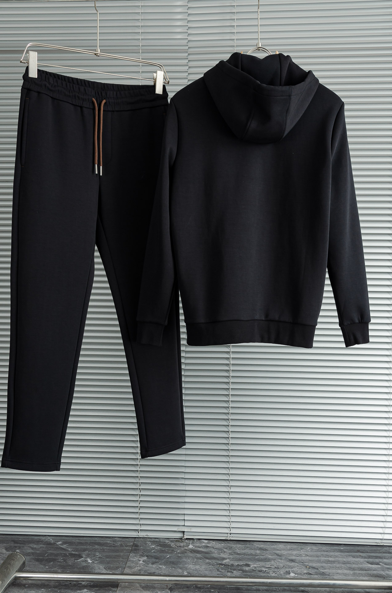 。 lP🆕 //秋冬时尚休闲运动套装(夹克外套+卫裤 )原厂代工出品，极简的风格构造大气，自然，辨识度高