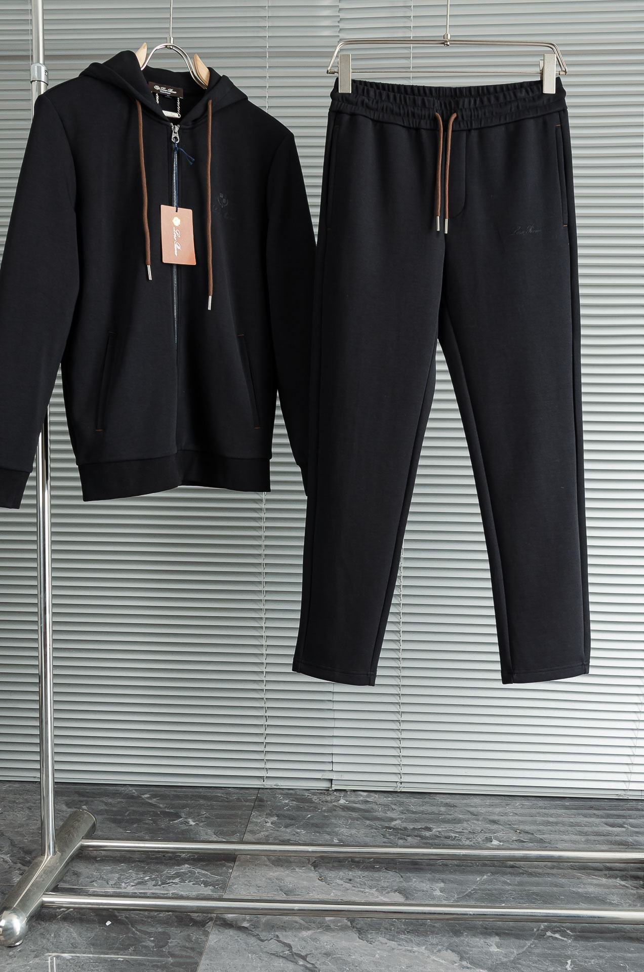 。 lP🆕 //秋冬时尚休闲运动套装(夹克外套+卫裤 )原厂代工出品，极简的风格构造大气，自然，辨识度高