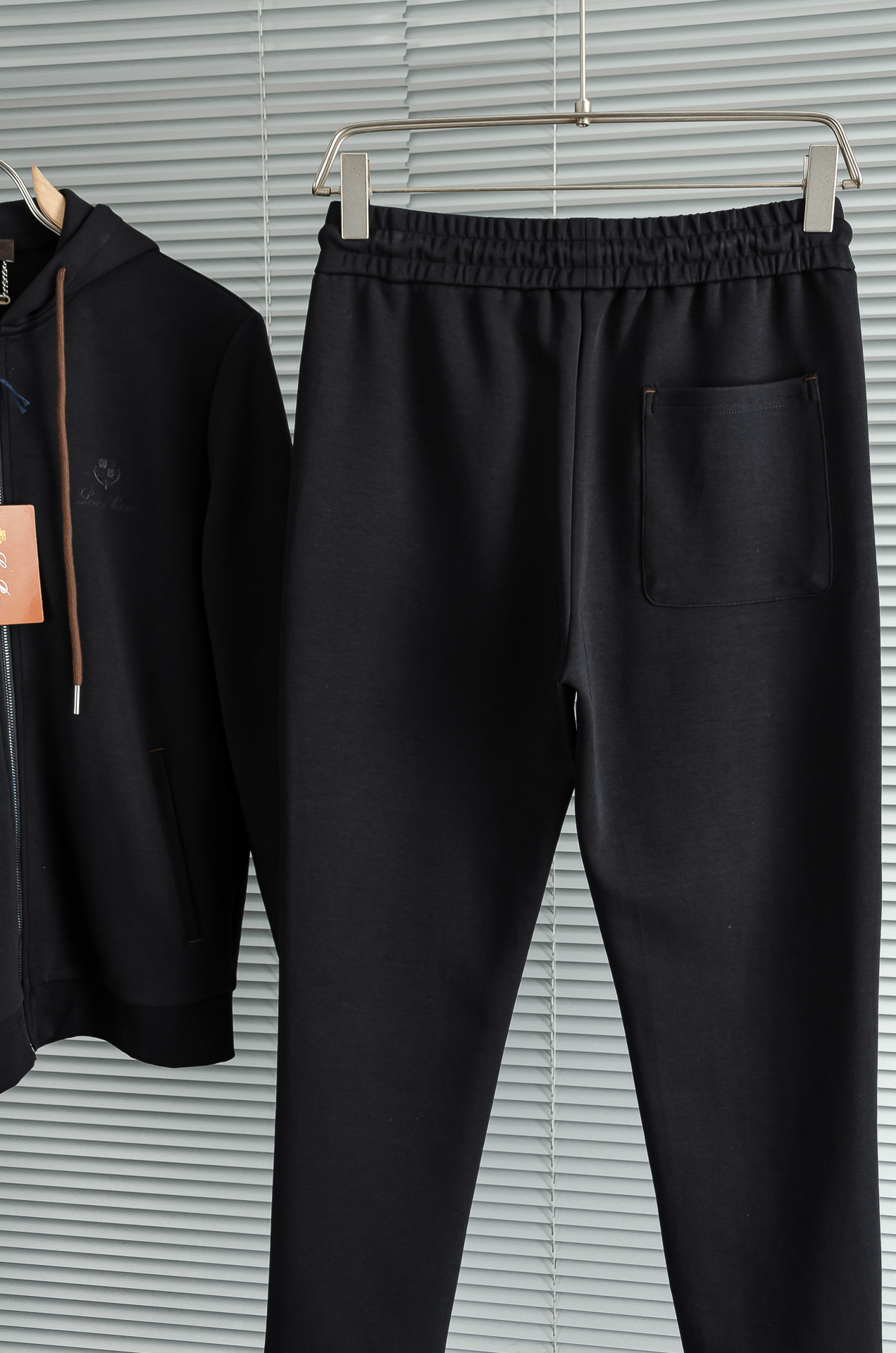 。 lP🆕 //秋冬时尚休闲运动套装(夹克外套+卫裤 )原厂代工出品，极简的风格构造大气，自然，辨识度高