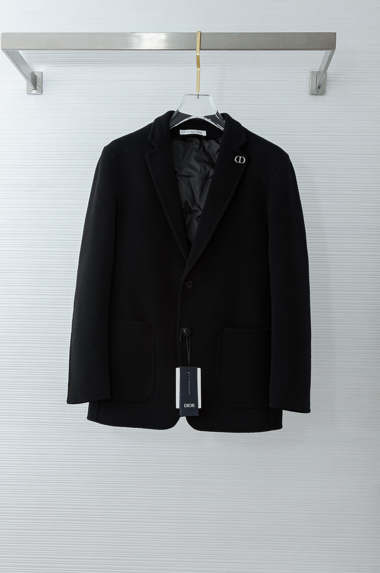 NO:622525,Di*or 625FW combines warmth and business in autumn and winter!  Down and wool singlet!  Two in one!  Breaking the rules and redefining the suit design, simple flat lapel + detachable 90% white duck down vest and wool single suit# In busy business situations, a suit that can not only maintain a professional image but also bring a warm and comfortable feeling is undoubtedly a must-have choice for every workplace elite. Simple design, full of business skills  Business style. Smooth lines and well-fitting tailoring perfectly outline the wearer's figure. The notch lapel design not only meets the dress requirements of business occasions, but also adds a sense of sophistication and stability. Whether paired with a tie or a shirt, it can easily control various business occasions, allowing you to maintain a professional image at all times.  Selected micro-elastic fabric 67 wool 28.2 polyester fiber 2.8  Cotton 2 nylon, a new experience of warmth and comfort. The detachable down vest is filled with high-quality white duck down, which is not only light and soft, but also has good thermal insulation properties. Even in the cold winter, you can enjoy a warm and comfortable wearing experience while maintaining a business image. Breaking the conventional constraints. Although  It is filled with down, but the overall design of this suit still maintains the characteristics of being light and thin. The use of high-quality fabrics and exquisite craftsmanship make the suit warm while not looking bloated and bulky. Whether it is daily office work or attending meetings, it allows you to easily control various occasions, showing confidence and calmness.  Break the convention and redefine suit design. This simple flat lapel down single suit breaks the design constraints of traditional suits and perfectly combines warmth and business. It not only meets the needs of professionals for a professional image, but also makes breakthrough innovations in thermal performance. It allows every wearer to enjoy the dual care of warmth and comfort in busy business life. It is suitable for a wide range of occasions and is versatile. Whether it is daily office or business negotiation!  Its version design is not picky, and everyone can find the dressing effect that suits them. Let warmth and business become the best partners in your workplace life!  It allows you to enjoy a warm and comfortable wearing experience while maintaining a professional image. From then on, every business trip becomes an elegant journey of confidence and calmness!  Size M-3XL,,shirts,down jacket,business suit,ties,alexander wang19860909Di*or 625FW秋冬温暖与商务结合！羽绒羊毛单西！二合一！打破常规重新定义西装设计简约平驳领+可拆卸充90白鸭绒子羽绒马甲羊毛单西装#在繁忙的商务场合中,一款既能保持专业形象,又能带来温暖舒适感受的西装,无疑是每位职场精英的必备之选.简约设计,尽显商务风范.线条流畅、剪裁合体,完美勾勒出穿着者的身形轮廓.平驳领的设计不仅符合商务场合的着装要求,更增添了一份干练与稳重.无论是搭配领带还是衬衫,都能轻松驾驭各种商务场合,让您时刻保持专业形象. 精选微弹面料67羊毛28.2聚酯纤维2.8 棉2锦纶,温暖舒适新体验.可拆卸羽绒马甲精选优质白鸭绒作为填充物,不仅轻盈柔软,更具有良好的保暖性能.即使在寒冷的冬季,也能让您在保持商务形象的同时,享受到温暖舒适的穿着体验.打破常规束缚.虽然填充了羽绒,但这款西装的整体设计依然保持了轻薄的特点.采用高品质的面料和精湛的工艺,使得西装在保暖的同时,不会显得臃肿笨重.无论是日常办公还是出席会议,都能让您轻松驾驭各种场合,展现出自信与从容. 打破常规,重新定义西装设计.这款简约平驳领羽绒单西装,打破了传统西装的设计束缚,将温暖与商务完美结合.它不仅满足了职场人士对于专业形象的需求,更在保暖性能上做出了突破性的创新.让每一位穿着者都能在繁忙的商务生活中,享受到温暖与舒适的双重呵护. 适用场合广泛,百搭不挑人.无论是日常办公、商务洽谈 ！它的版型设计不挑人,都能找到适合自己的穿着效果.让温暖与商务成为您职场生活中的最佳拍档！让您在保持专业形象的同时,也能享受到温暖舒适的穿着体验.从此,让每一次商务出行都成为一场关于自信与从容的优雅之旅！ 码数M-3XL,,shirts,down jacket,business suit,ties,alexander wang,Men's clothing