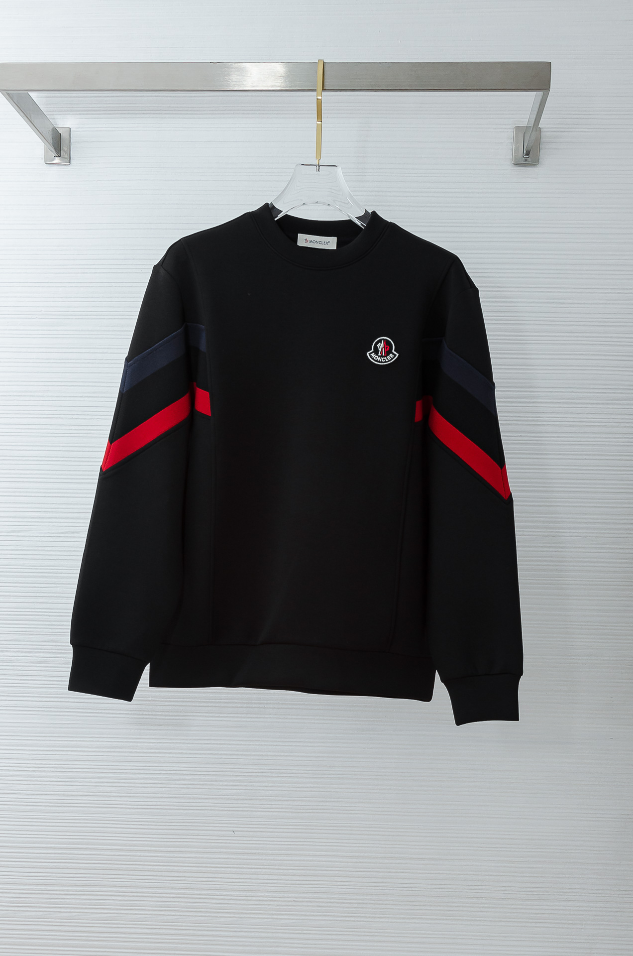 NO:622517,MONC*LER 2025FW new round neck long-sleeved men's sweatshirt #The texture is tough, upright and stylish, the three-dimensional version is not easy to wrinkle, the upper body is comfortable but soft, skin-friendly and delicate, it has powerful breathable and moisture-absorbing properties during exercise, it is very comfortable to wear next to the body, and there is no discomfort at all!  And this design is also a clear banner style of the current high street. It is simple, low-key, textured, very handsome, and a very representative product. It is more in line with the current aesthetics. It is really rare. There are very few fashionable and easy-to-wear fashion sweatshirt items at present, so it is more meaningful to start with and more worth looking forward to. Whether it is the design or wiring of this style, it is the highest level of craftsmanship. Every detail is meticulous and quite elegant!  !  Size 48-56 (M-XXXL),,hoodie,sweatshirts,alexander wang19860909MONC*LER 2025FW新品圆领长袖男士卫衣#质感硬朗挺拔有型,版型立体不易起皱,上身舒适却不失柔软度,亲肤细腻,在运动时起到透气吸湿的强悍性能,贴身穿着都非常舒适,毫无不适感可言！并且这种设计也是当下高街的鲜明旗帜款式,简约低调有质感,非常的帅气,十分具有代表性的产物,更加符合当下的审美,真的非常少见,目前很少有这种时尚又好穿的时尚卫衣单品,所以更具备入手的意义,也更加值得期待,无论是此款的设计,走线,都是走的最高级别的工艺等级,每一处的细节都是一丝不苟,相当考究！！ 尺码48-56（M-XXXL）,,hoodie,sweatshirts,alexander wang,Men's clothing