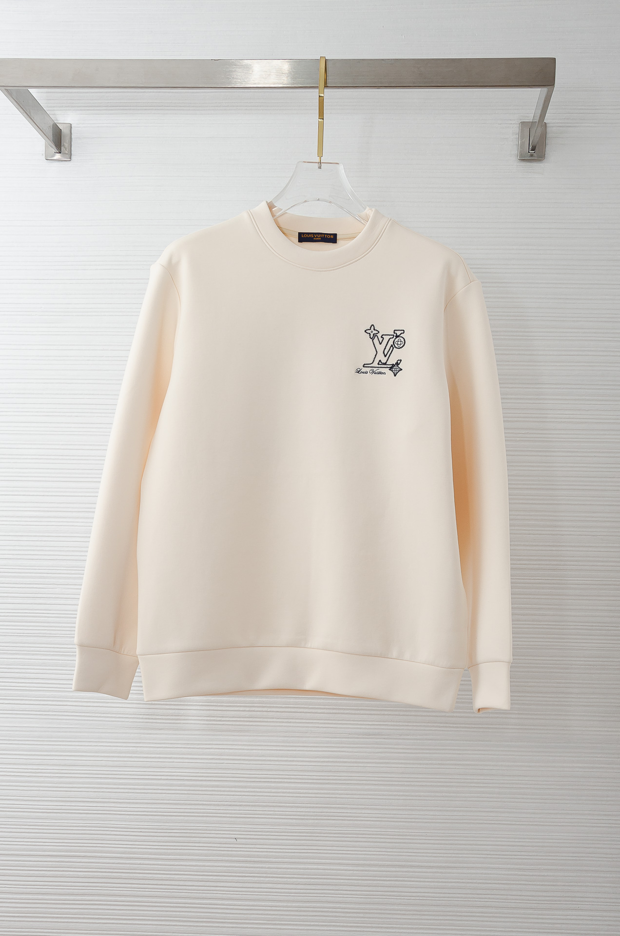 NO:622511,LV 2025FW new round neck long-sleeved men's sweatshirt#The texture is tough, upright and stylish, the three-dimensional version is not easy to wrinkle, the upper body is comfortable but soft, and skin-friendly and delicate. It has strong breathable and moisture-absorbing properties during exercise. It is very comfortable to wear next to the body without any discomfort at all!  And this design is also a clear banner style of the current high street. It is simple, low-key, textured, very handsome, and a very representative product. It is more in line with the current aesthetics. It is really rare. There are very few fashionable and easy-to-wear fashion sweatshirt items at present, so it is more meaningful to start with and more worth looking forward to. Whether it is the design or wiring of this style, it is the highest level of craftsmanship. Every detail is meticulous and quite elegant!  !  Size 48-56 (M-XXXL),,louis vuitton,hoodie,sweatshirts,alexander wang19860909LV 2025FW新品圆领长袖男士卫衣#质感硬朗挺拔有型,版型立体不易起皱,上身舒适却不失柔软度,亲肤细腻,在运动时起到透气吸湿的强悍性能,贴身穿着都非常舒适,毫无不适感可言！并且这种设计也是当下高街的鲜明旗帜款式,简约低调有质感,非常的帅气,十分具有代表性的产物,更加符合当下的审美,真的非常少见,目前很少有这种时尚又好穿的时尚卫衣单品,所以更具备入手的意义,也更加值得期待,无论是此款的设计,走线,都是走的最高级别的工艺等级,每一处的细节都是一丝不苟,相当考究！！ 尺码48-56（M-XXXL）,,louis vuitton,hoodie,sweatshirts,alexander wang,Men's clothing