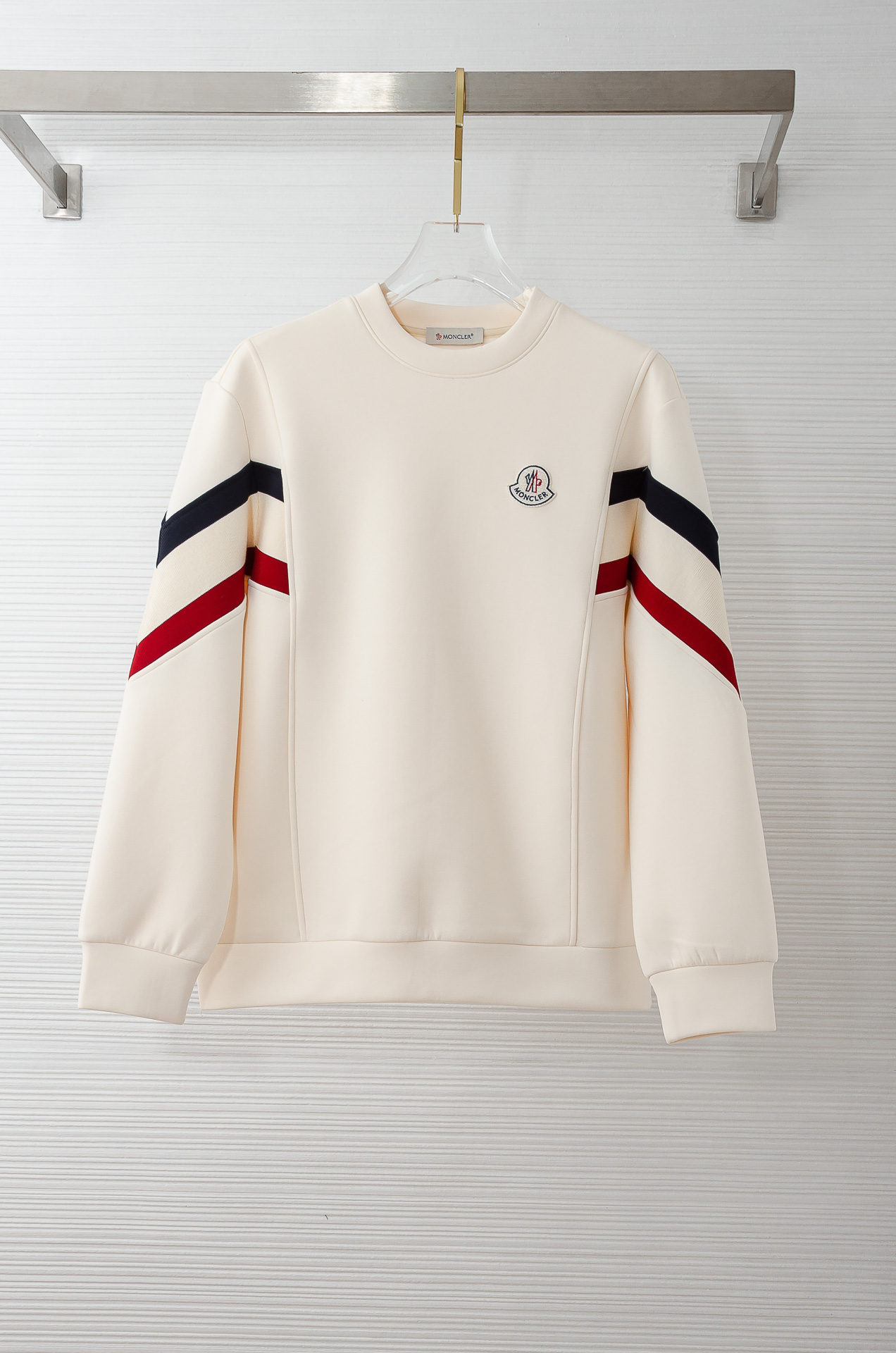 NO:622493,MONC*LER 2025FW new round neck long-sleeved men's sweatshirt #The texture is tough, upright and stylish, the three-dimensional version is not easy to wrinkle, the upper body is comfortable but soft, skin-friendly and delicate, it has powerful breathable and moisture-absorbing properties during exercise, it is very comfortable to wear next to the body, and there is no discomfort at all!  And this design is also a clear banner style of the current high street. It is simple, low-key, textured, very handsome, and a very representative product. It is more in line with the current aesthetics. It is really rare. There are very few fashionable and easy-to-wear fashion sweatshirt items at present, so it is more meaningful to start with and more worth looking forward to. Whether it is the design or wiring of this style, it is the highest level of craftsmanship. Every detail is meticulous and quite elegant!  !  Size 48-56 (M-XXXL),,hoodie,sweatshirts,alexander wang19860909MONC*LER 2025FW新品圆领长袖男士卫衣#质感硬朗挺拔有型,版型立体不易起皱,上身舒适却不失柔软度,亲肤细腻,在运动时起到透气吸湿的强悍性能,贴身穿着都非常舒适,毫无不适感可言！并且这种设计也是当下高街的鲜明旗帜款式,简约低调有质感,非常的帅气,十分具有代表性的产物,更加符合当下的审美,真的非常少见,目前很少有这种时尚又好穿的时尚卫衣单品,所以更具备入手的意义,也更加值得期待,无论是此款的设计,走线,都是走的最高级别的工艺等级,每一处的细节都是一丝不苟,相当考究！！ 尺码48-56（M-XXXL）,,hoodie,sweatshirts,alexander wang,Men's clothing