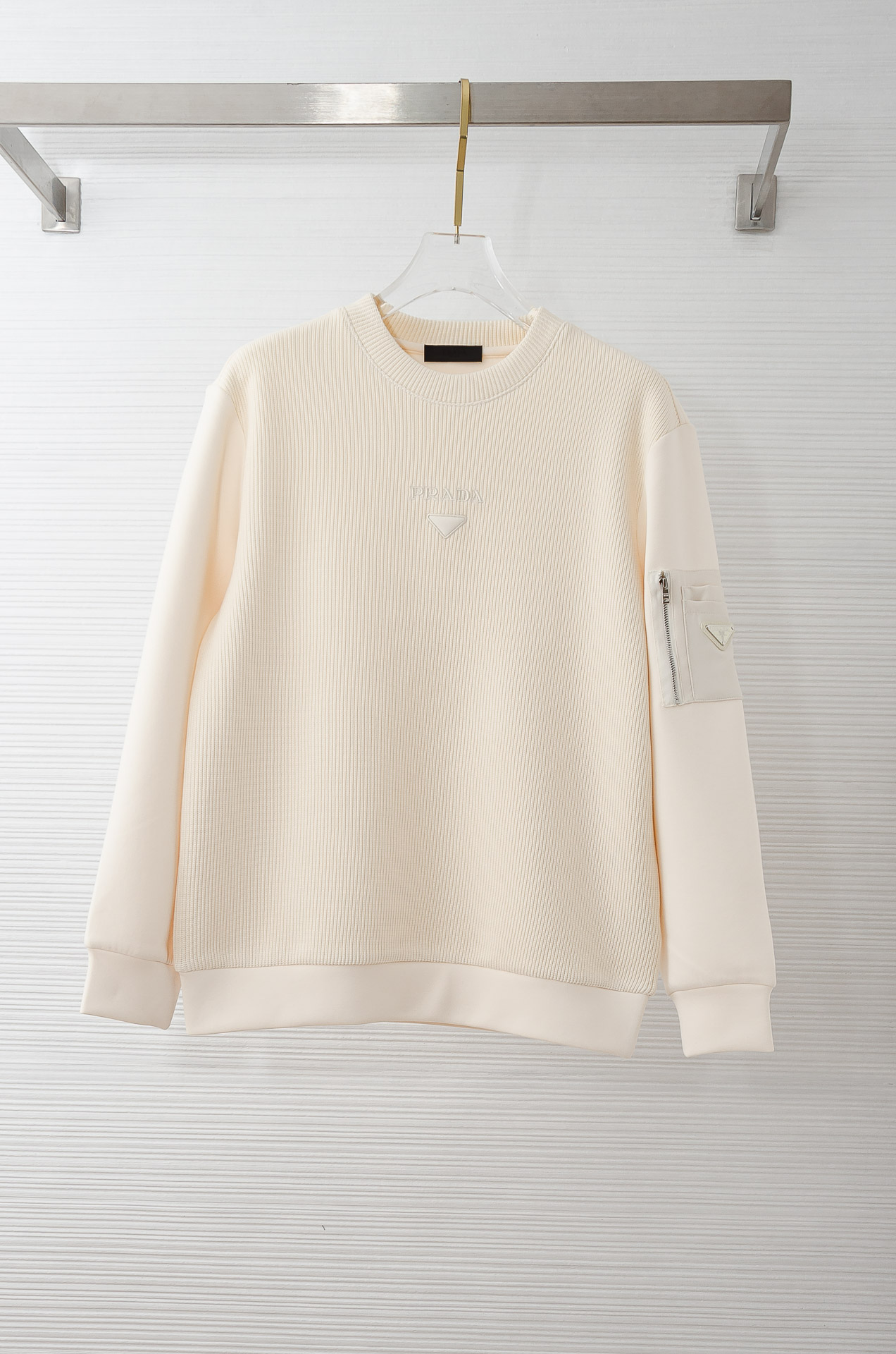 NO:622505,Pra*da 2025FW new round neck long-sleeved men's sweatshirt #The texture is tough, straight and stylish, the three-dimensional version is not easy to wrinkle, the upper body is comfortable but soft, skin-friendly and delicate, it has strong breathable and moisture-absorbing properties during exercise, and it is very comfortable to wear next to the body without any discomfort at all!  And this design is also a clear banner style of the current high street. It is simple, low-key, textured, very handsome, and a very representative product. It is more in line with the current aesthetics. It is really rare. There are very few fashionable and easy-to-wear fashion sweatshirt items at present, so it is more meaningful to start with and more worth looking forward to. Whether it is the design or wiring of this style, it is the highest level of craftsmanship. Every detail is meticulous and quite elegant!  !  Size 48-56 (M-XXXL),, prada, hoodie, sweatshirts, alexander wang19860909Pra*da 2025FW新品圆领长袖男士卫衣#质感硬朗挺拔有型,版型立体不易起皱,上身舒适却不失柔软度,亲肤细腻,在运动时起到透气吸湿的强悍性能,贴身穿着都非常舒适,毫无不适感可言！并且这种设计也是当下高街的鲜明旗帜款式,简约低调有质感,非常的帅气,十分具有代表性的产物,更加符合当下的审美,真的非常少见,目前很少有这种时尚又好穿的时尚卫衣单品,所以更具备入手的意义,也更加值得期待,无论是此款的设计,走线,都是走的最高级别的工艺等级,每一处的细节都是一丝不苟,相当考究！！ 尺码48-56（M-XXXL）,,prada,hoodie,sweatshirts,alexander wang,Men's clothing