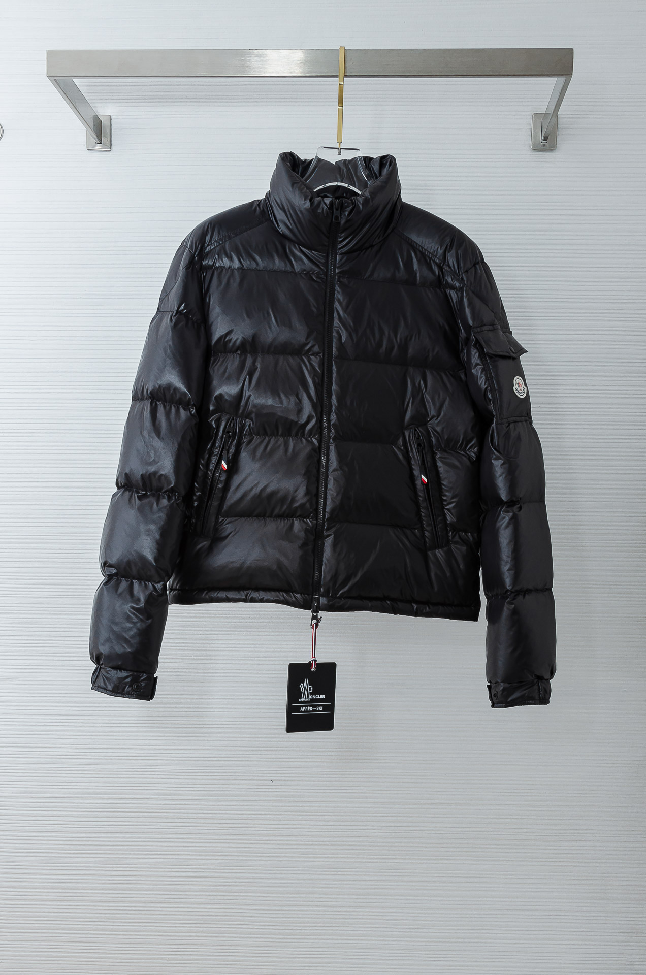 NO:622528,MON*CLER 625FW latest 90 white goose down filled men's hooded down jacket #Real goose down jacket is really rare, the high version is different from the market currency!  The outer material is nylon (nylon lining, filling is 90% goose down and 10% feather). It has a unique mercerized texture, is anti-static, wear-resistant and washable. The fabric surface is smooth and delicate, showing a fine texture and shimmer. It is soft, moderate, smooth and drapey, wear-resistant and does not pill. The fabric is firm and strong, has strong wrinkle resistance, and is extremely hygroscopic and breathable!  The white goose down filled inside is an excellent material for keeping warm. White goose down has large down, less impurities, and good fluffiness. We select white goose down, comfortable 5-7G large down, which is carefully processed and has not been bleached. It is more in line with the natural and pure characteristics. It can effectively reduce odor and bring you a light, soft and warm feeling. It will give you a warm wrapping feeling and keep the winter chill away. The appearance is also perfect, giving you endless comfort.  Confident. Simple and capable design, full of temperament and elegance, coupled with neat tailoring techniques, makes the shape of the upper body fit and fit, and the outline is straight and tough. Our pockets are designed to withstand scrutiny. The angle of the quilting and the curvature of the thread are all professionally designed. Every stroke and every stroke has its own meaning. The designers and craftsmen skillfully match the colors to make them comfortable while being fashionable and handsome!  Wear it on your upper body and you will instantly have an elegant and classic taste!  Unique textile technology, high texture, full color fabric, strong and washable. It feels soft and elastic to the touch, and the upper body locks in temperature. In autumn and winter, you don’t need heavy cotton clothes, and you can easily keep warm at all times. Stylish and fashionable, it can be easily controlled by people of different body shapes. It doesn’t matter who wears it. It is simply every man’s dream dress! Sizes M-XXXL, jackets & coats, down jacket, hats, alexander  wang19860909MON*CLER 625FW最新90白鹅绒填充男士连帽羽绒外套#真鹅绒羽绒服外套真的不多见,高版本 区别市面通货！外料锦纶（里布锦纶,填充物90鹅绒10羽毛）面料成分加持,具备与众不同的丝光质感,防静电,耐磨耐水洗,织物布面光洁细腻,呈现出细密的肌理和微光感,柔软适中顺滑有垂感,抗磨不起球,面料牢固结实,抗皱性强,吸湿性与透气性都极为优越！而内里填充的白鹅绒更是绝佳的保暖选材,白鹅绒绒朵大、杂质少、蓬松度佳,我们甄选白鹅绒,舒适的5-7G大朵羽绒,经过精心处理而得,没有经过漂白,更符合自然纯净的特质,有效减少异味,带给您轻盈、柔软、温暖的温暖感.将给您带来温暖的包裹感,让冬日的寒意远离.品相也相当完美,给您带来无尽的自信.简单干练的设计,富有气质又不失儒雅,加上利落的剪裁手法,使得上身后的版型合体服帖,轮廓挺拔硬朗.而我们的口袋是经过设计的经得住推敲的艺术品,绗线的角度,走线的弧度都是经过专业的设计,每一笔每一画都有他的意义.设计师与工艺师巧夺天工的颜色默契搭配,在时尚潇洒帅气之下又尽享舒适！穿着上身,即刻拥有高雅和经典品位的人士！独特的纺织工艺,高及质感,面料色泽饱满,牢靠耐水洗.触摸手感柔软有弹力,上身即锁温,在秋冬时刻不需厚重棉服,也能轻松洒脱时刻保暖.有型又时尚,对于不同身形的人来说都是可以轻松驾驭的,不挑人穿,简直就是每位男士的梦中情衣! 尺码M-XXXL,,jackets & coats,down jacket,hats,alexander wang,Men's clothing