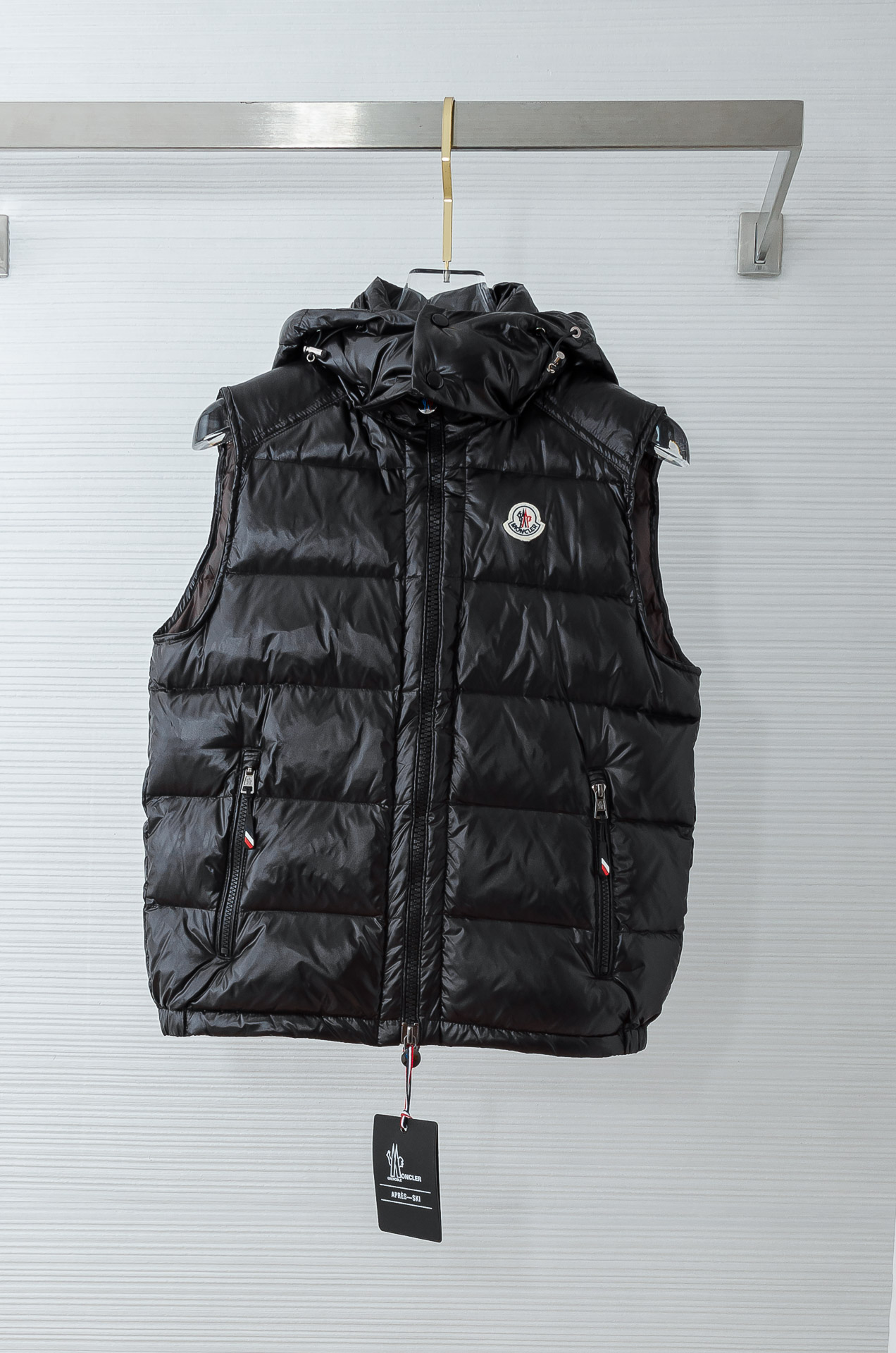 NO:622482,Mouth covered MONC* LER5 25FW new autumn and winter detachable hooded warm down vest, classic down jacket sleeveless jacket vest jacket!  On sale simultaneously on the official website for 1.8+RMB!  A high-looking down vest in autumn and winter. For this timeless classic, fashionable men and fashionable women can buy it with confidence. It is definitely the best choice as a daily commuting item!  It is filled with enough down and has no stems or clumping. It has a full and soft down texture and rebounds instantly when pressed. It can effectively lock in and gather body temperature, bringing you the warmest and most comfortable wearing experience!  It adds some highlights and a sense of luxury to the entire item!  The basic and conventional stand-up collar vest style cutting, simple and neat design, can easily create a fashionable and elegant casual look!  Size M-4XL,,Moncler,jackets & coats,jackets & coats,down jacket,hats,alexander wang19860909蒙口 MONC* LER5 25FW秋冬新款可拆卸连帽保暖羽绒马甲,经典羽绒服无袖夹克背心外套！同步官网发售1.8+RMB！秋冬季高颜值羽绒背心,对于这种不易过时的经典之作,各位潮男潮女们可以放心入手,作为日常通勤单品搭配绝对是最佳的选择！充绒量足且无梗不结块,饱满柔软的羽绒质感,按压下去瞬间回弹,着身可以有效的锁温聚温,带来最保暖舒适的着穿体验！为整件单品平添了些许亮点与奢华档次感！基础常规的立领马甲版型裁剪,简洁利落的设计,可轻松打造时尚大气的休闲造型！ 尺码 M-4XL,,Moncler,jackets & coats,jackets & coats,down jacket,hats,alexander wang,Men's clothing