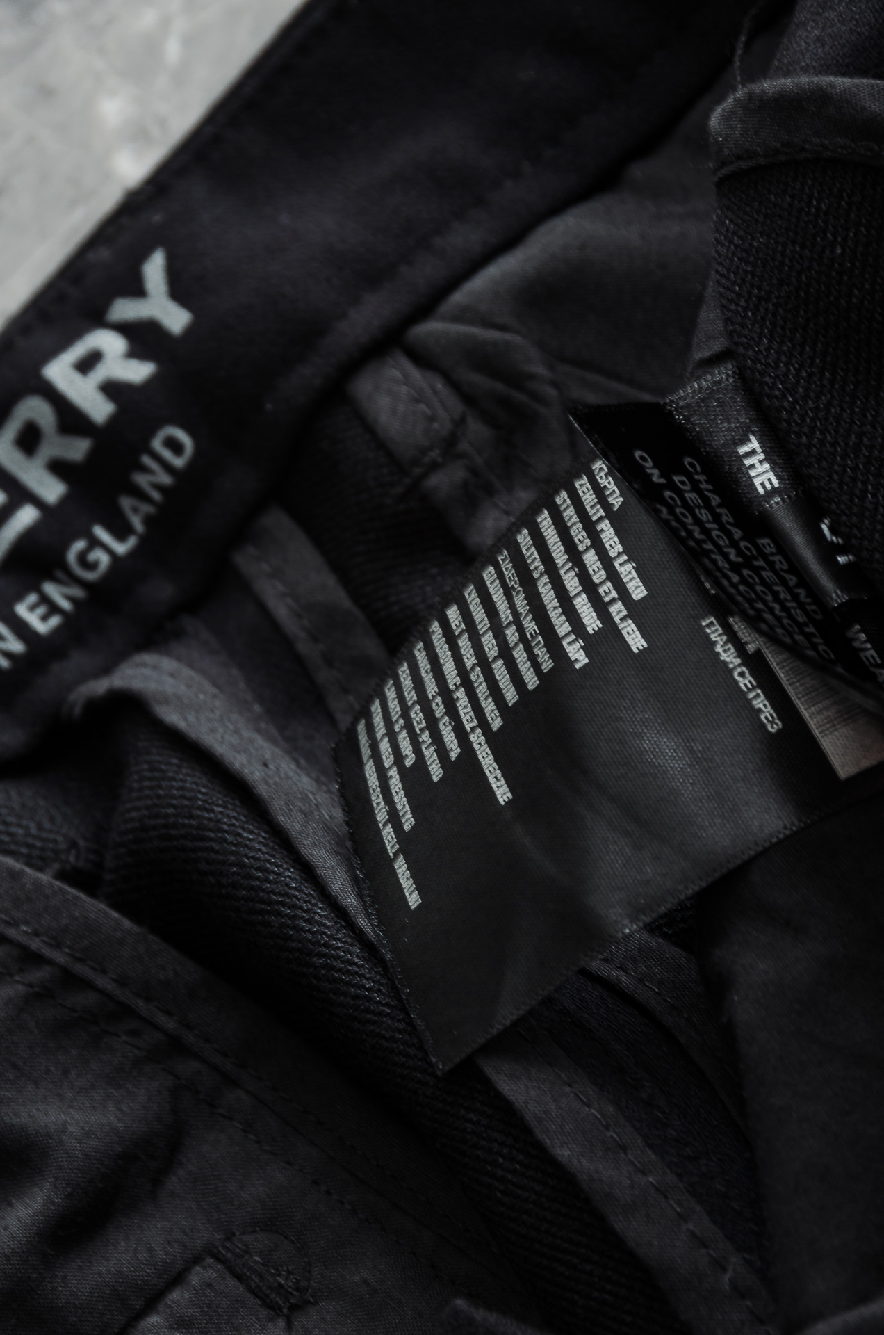 BURBE*RRY.巴宝/莉25FW秋冬新款轻奢时尚定制休闲西裤#简洁干练的风格，精致卓越的品质男装，每