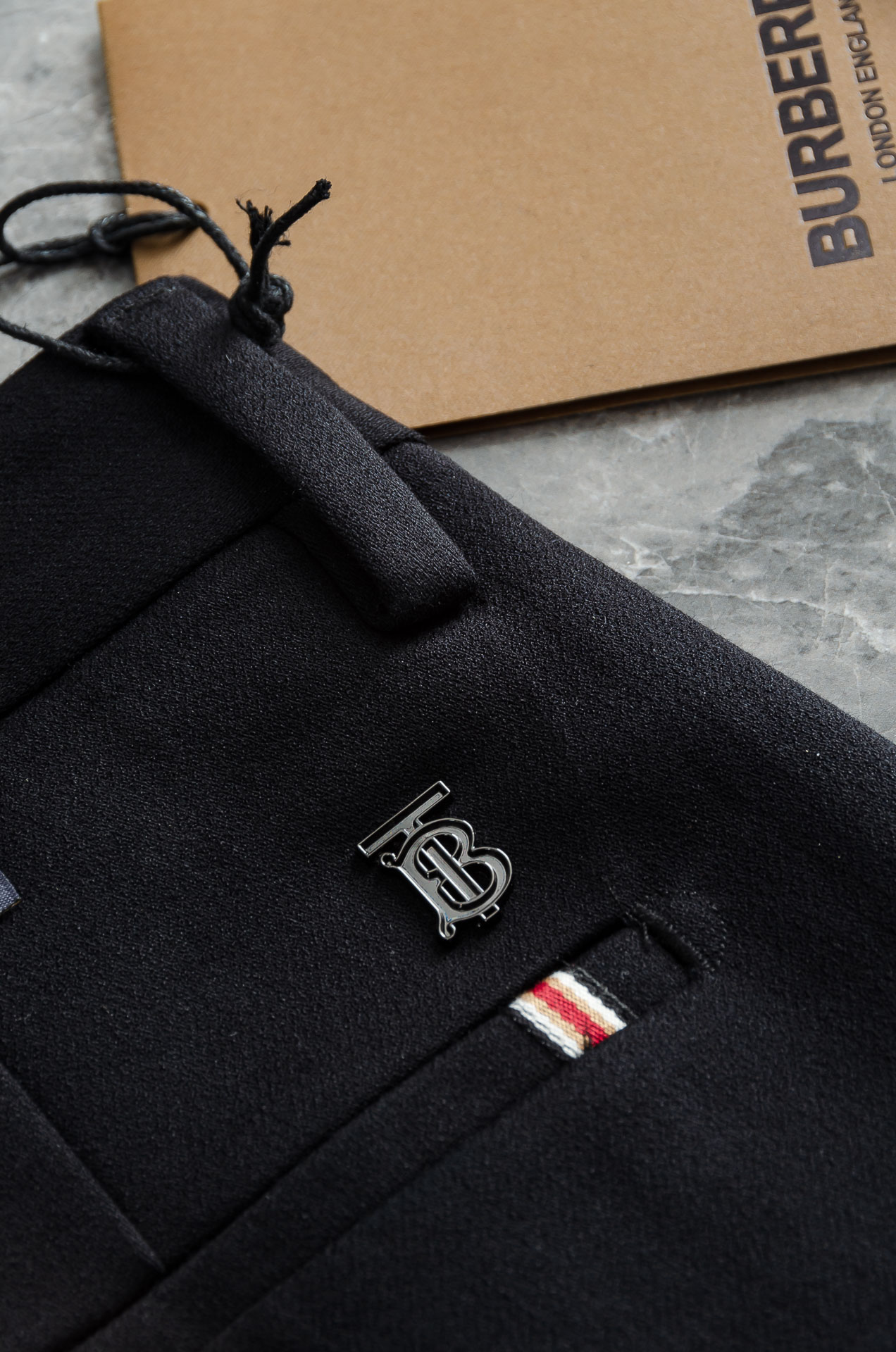 BURBE*RRY.巴宝/莉25FW秋冬新款轻奢时尚定制休闲西裤#简洁干练的风格，精致卓越的品质男装，每