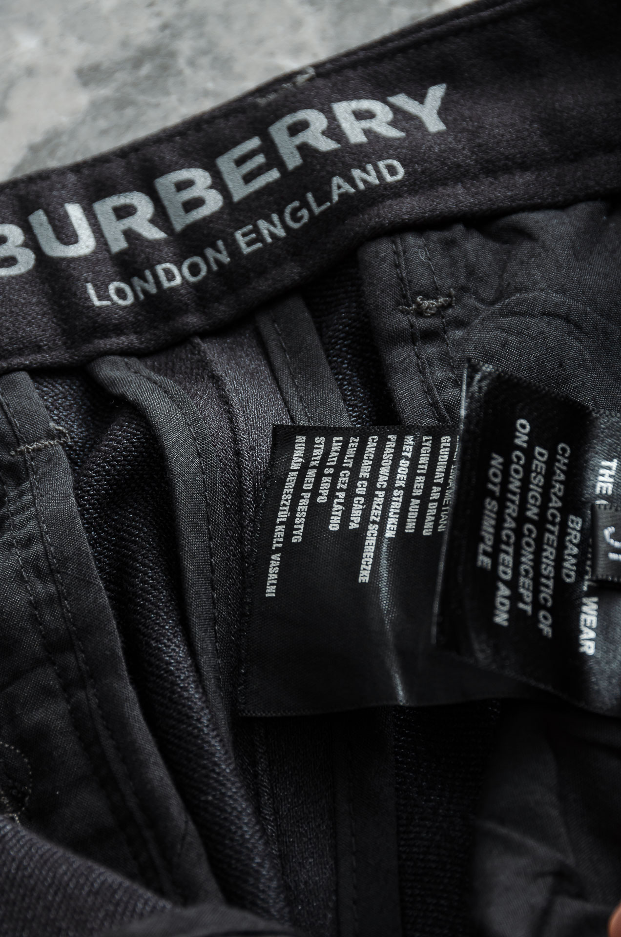 BURBE*RRY.巴宝/莉25FW秋冬新款轻奢时尚定制休闲西裤#简洁干练的风格，精致卓越的品质男装，每