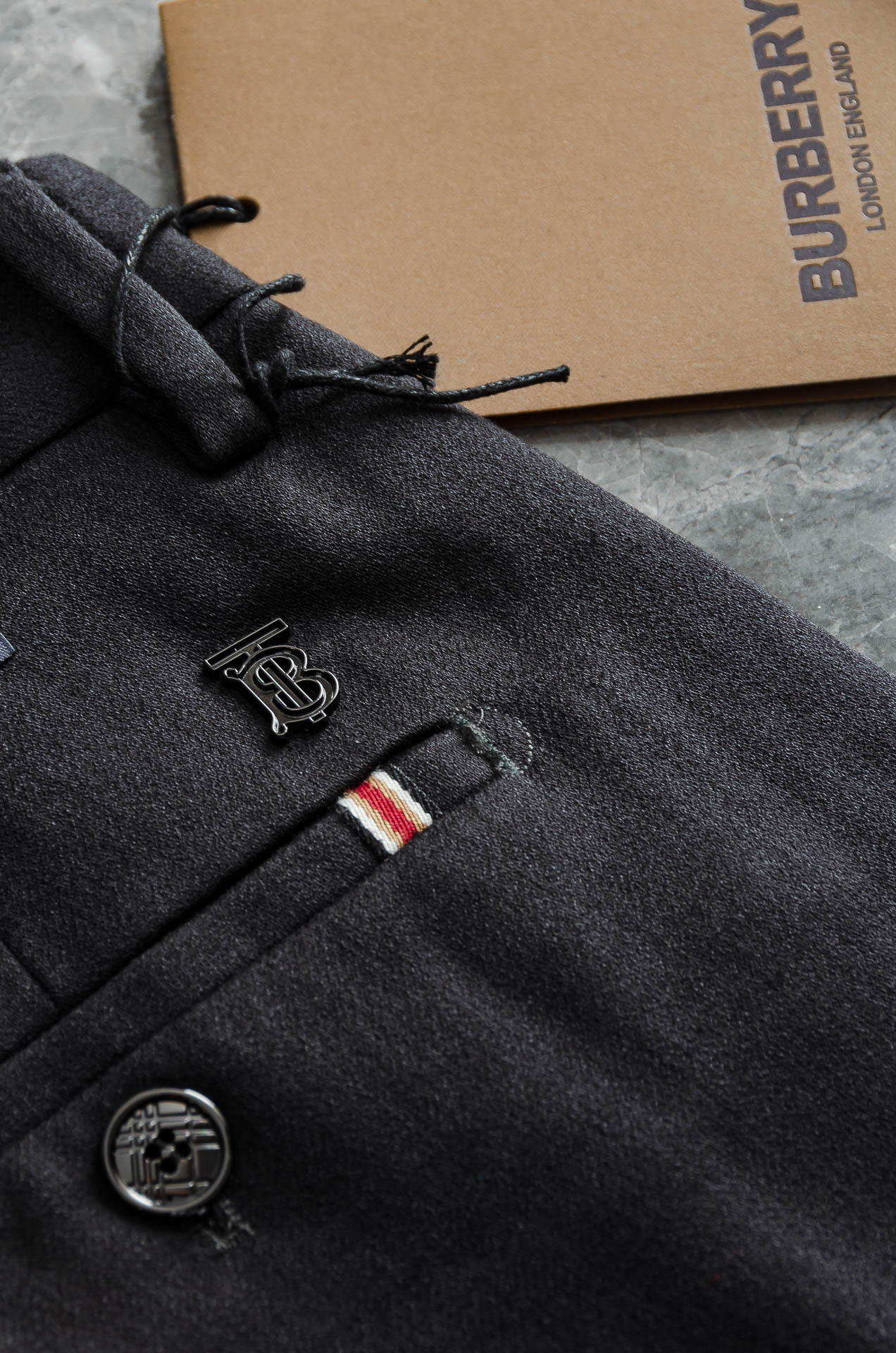 BURBE*RRY.巴宝/莉25FW秋冬新款轻奢时尚定制休闲西裤#简洁干练的风格，精致卓越的品质男装，每