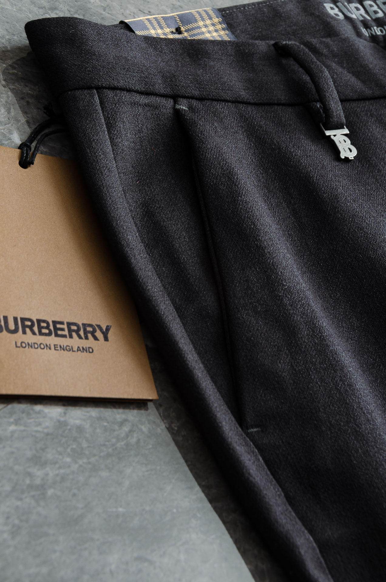 BURBE*RRY.巴宝/莉25FW秋冬新款轻奢时尚定制休闲西裤#简洁干练的风格，精致卓越的品质男装，每