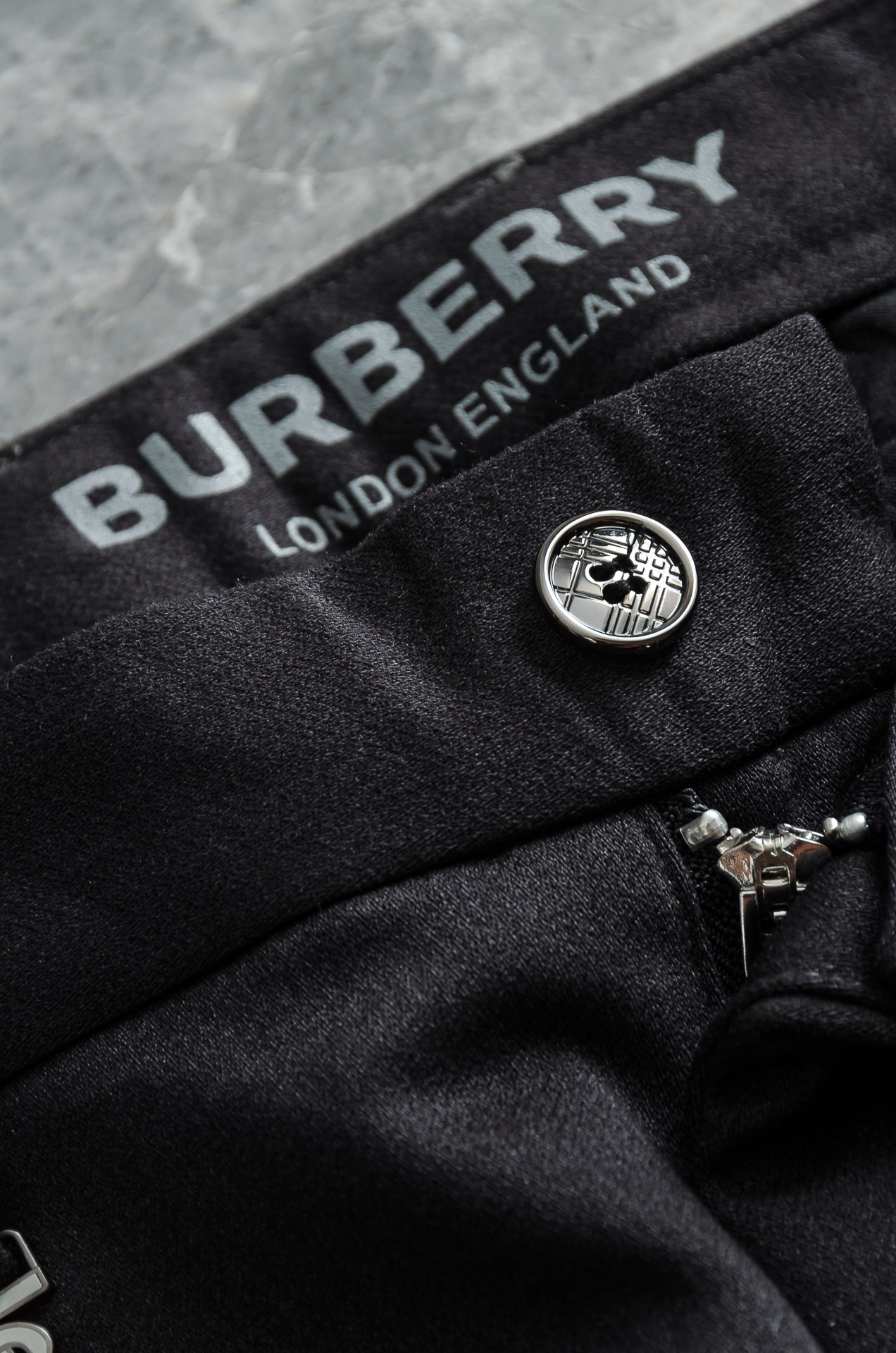 BURBE*RRY.巴宝/莉25FW秋冬新款轻奢时尚定制休闲西裤#简洁干练的风格，精致卓越的品质男装，每