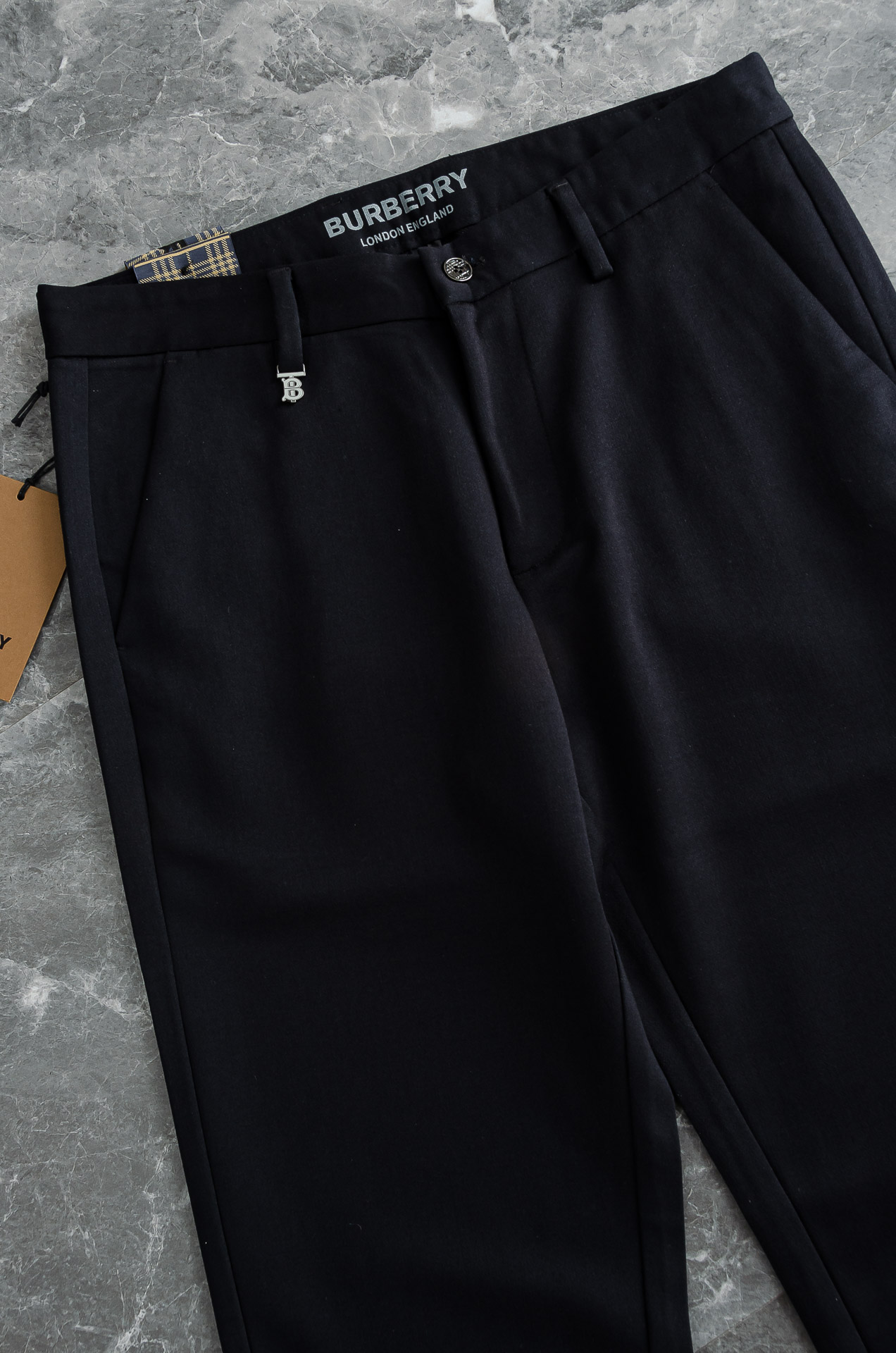 BURBE*RRY.巴宝/莉25FW秋冬新款轻奢时尚定制休闲西裤#简洁干练的风格，精致卓越的品质男装，每