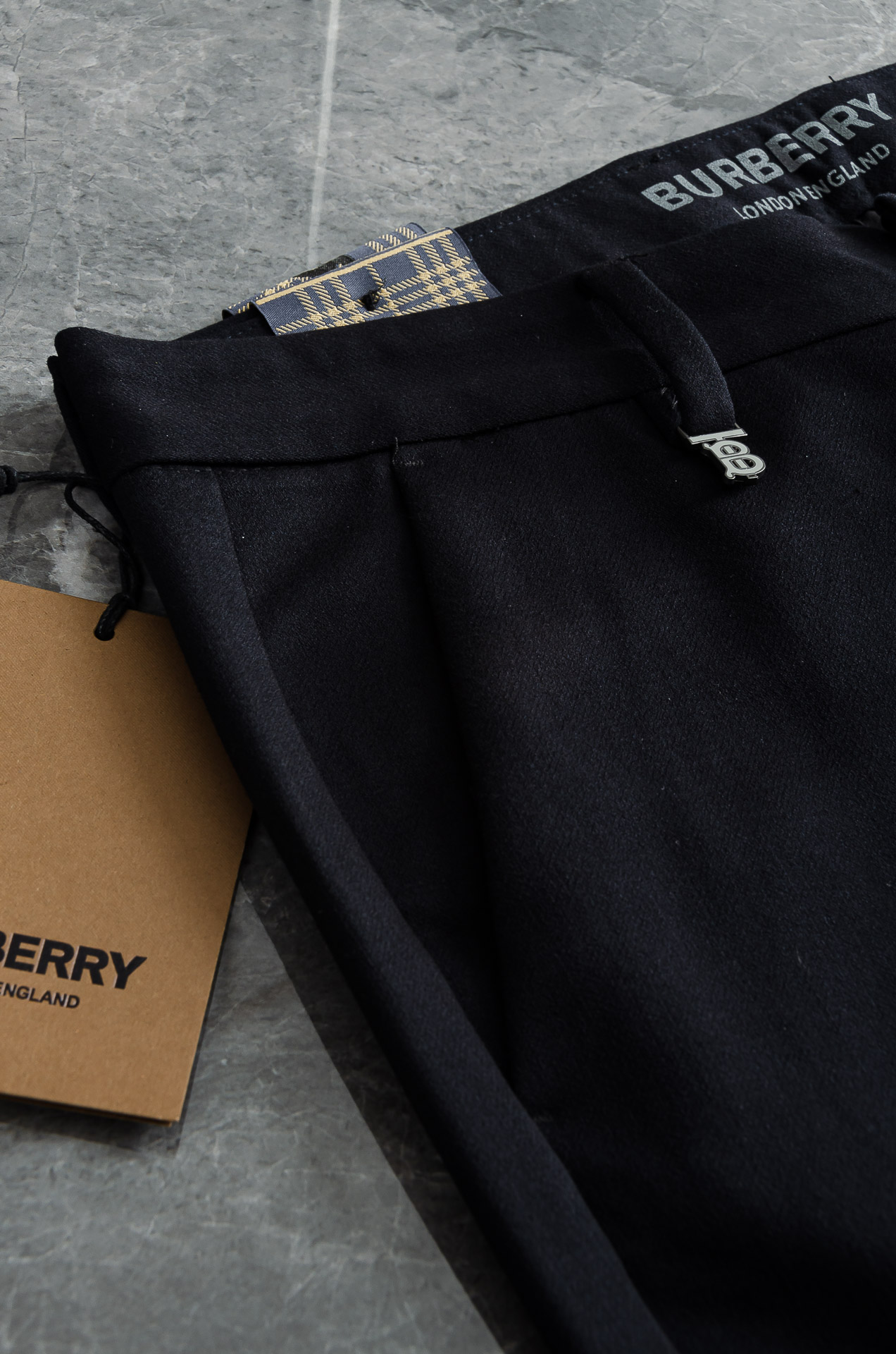 BURBE*RRY.巴宝/莉25FW秋冬新款轻奢时尚定制休闲西裤#简洁干练的风格，精致卓越的品质男装，每