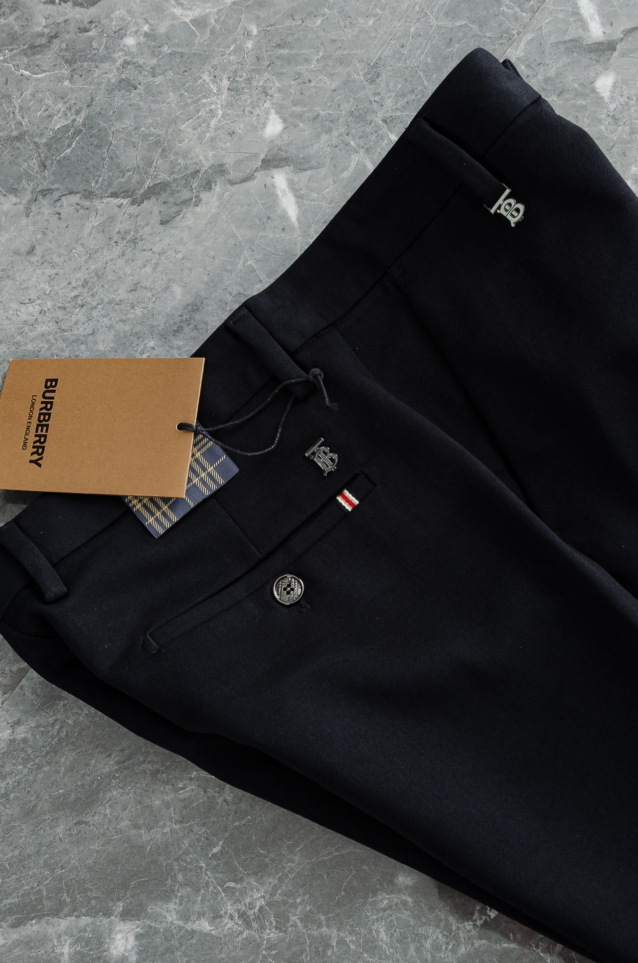 BURBE*RRY.巴宝/莉25FW秋冬新款轻奢时尚定制休闲西裤#简洁干练的风格，精致卓越的品质男装，每