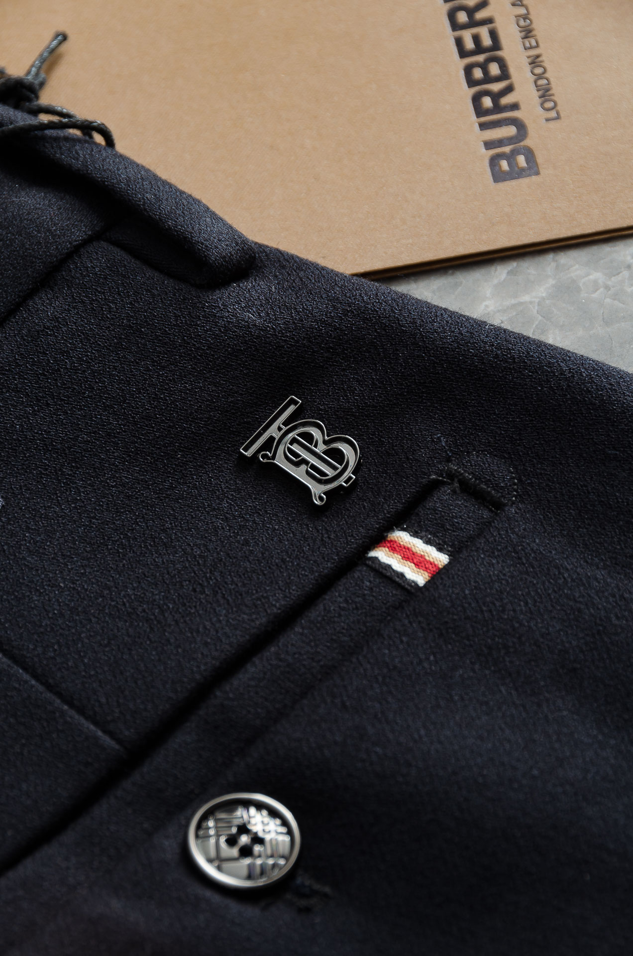 BURBE*RRY.巴宝/莉25FW秋冬新款轻奢时尚定制休闲西裤#简洁干练的风格，精致卓越的品质男装，每