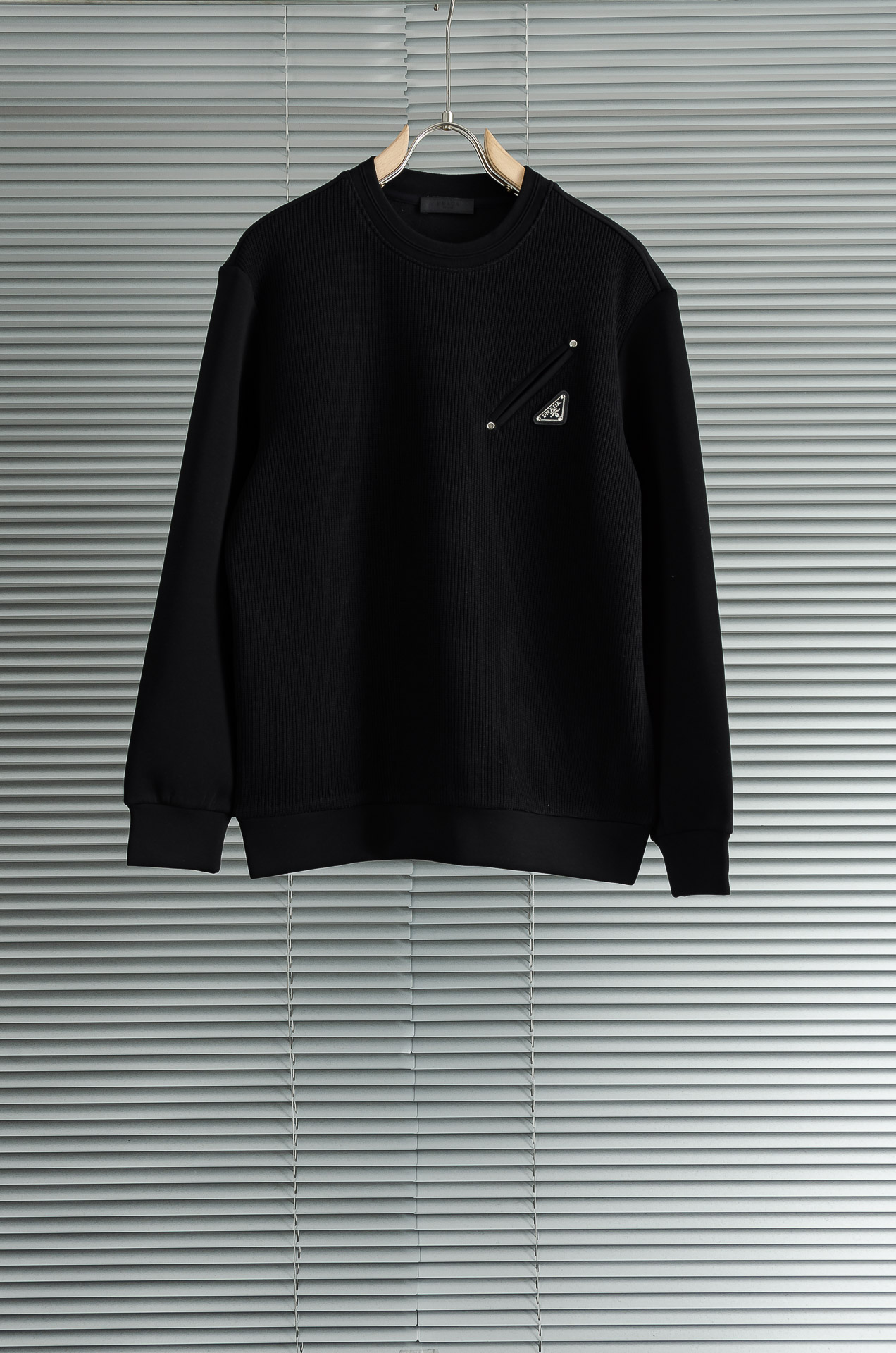 Pr*ada普拉达 2025FW秋冬最新品 客供进口面料保暖圆领男士卫衣#质感硬朗挺拔有型，版型立体不易