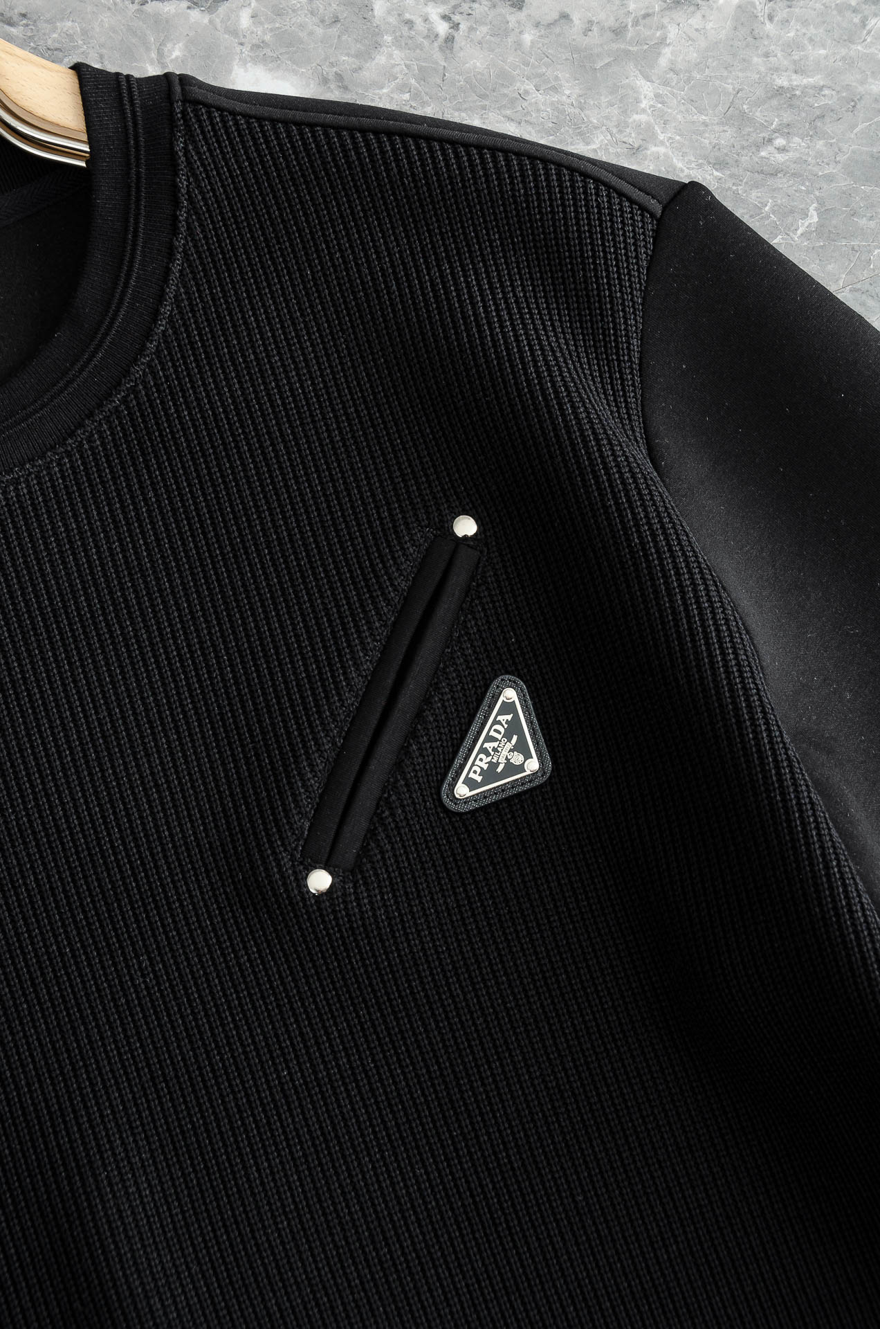 Pr*ada普拉达 2025FW秋冬最新品 客供进口面料保暖圆领男士卫衣#质感硬朗挺拔有型，版型立体不易