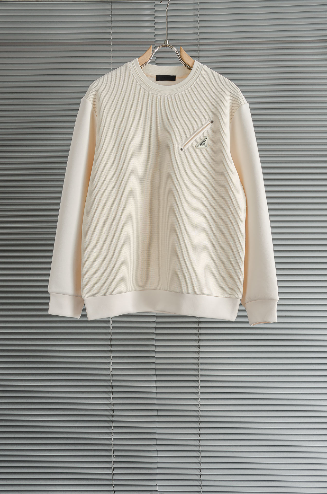 Pr*ada普拉达 2025FW秋冬最新品 客供进口面料保暖圆领男士卫衣#质感硬朗挺拔有型，版型立体不易