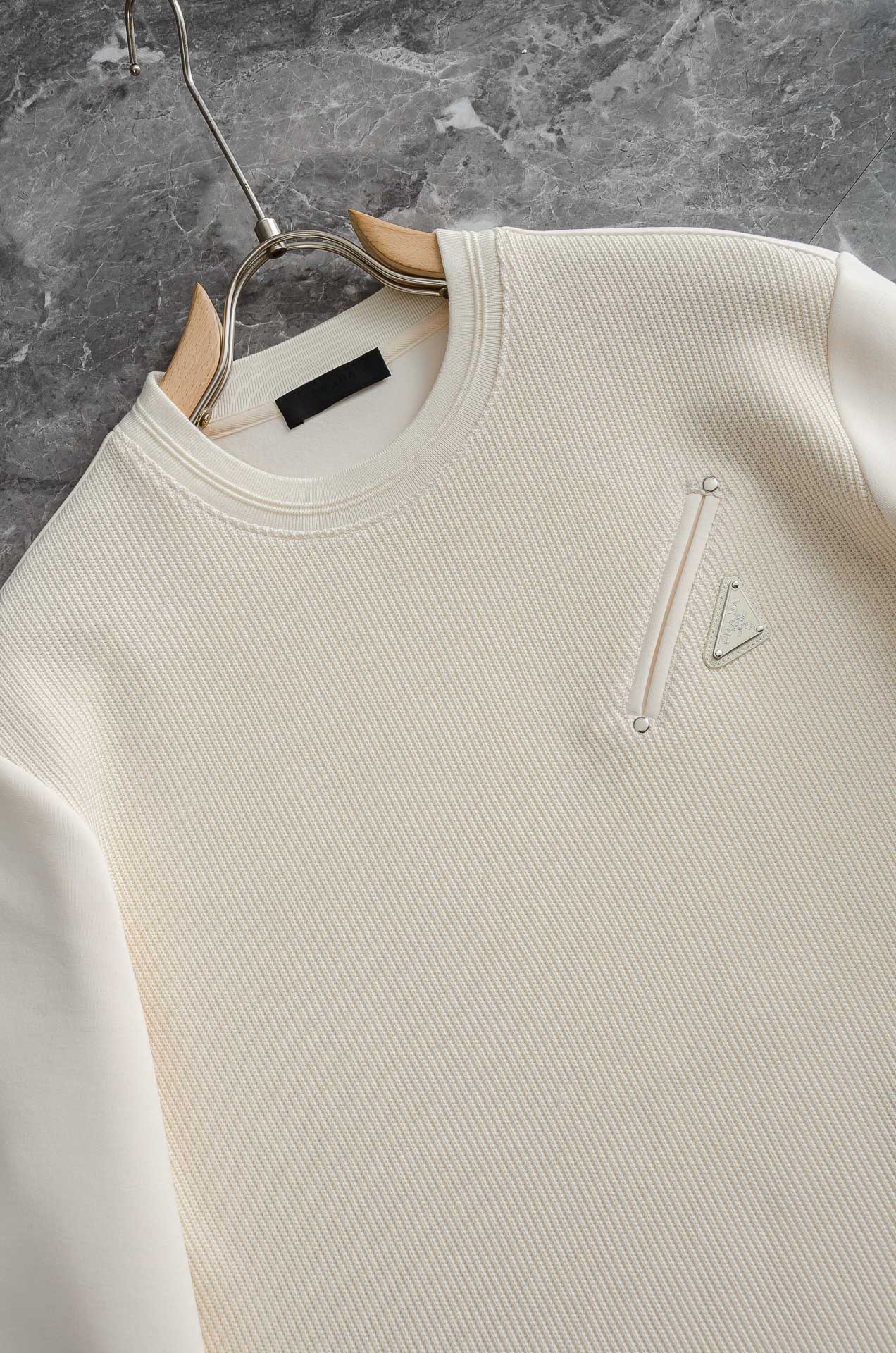 Pr*ada普拉达 2025FW秋冬最新品 客供进口面料保暖圆领男士卫衣#质感硬朗挺拔有型，版型立体不易