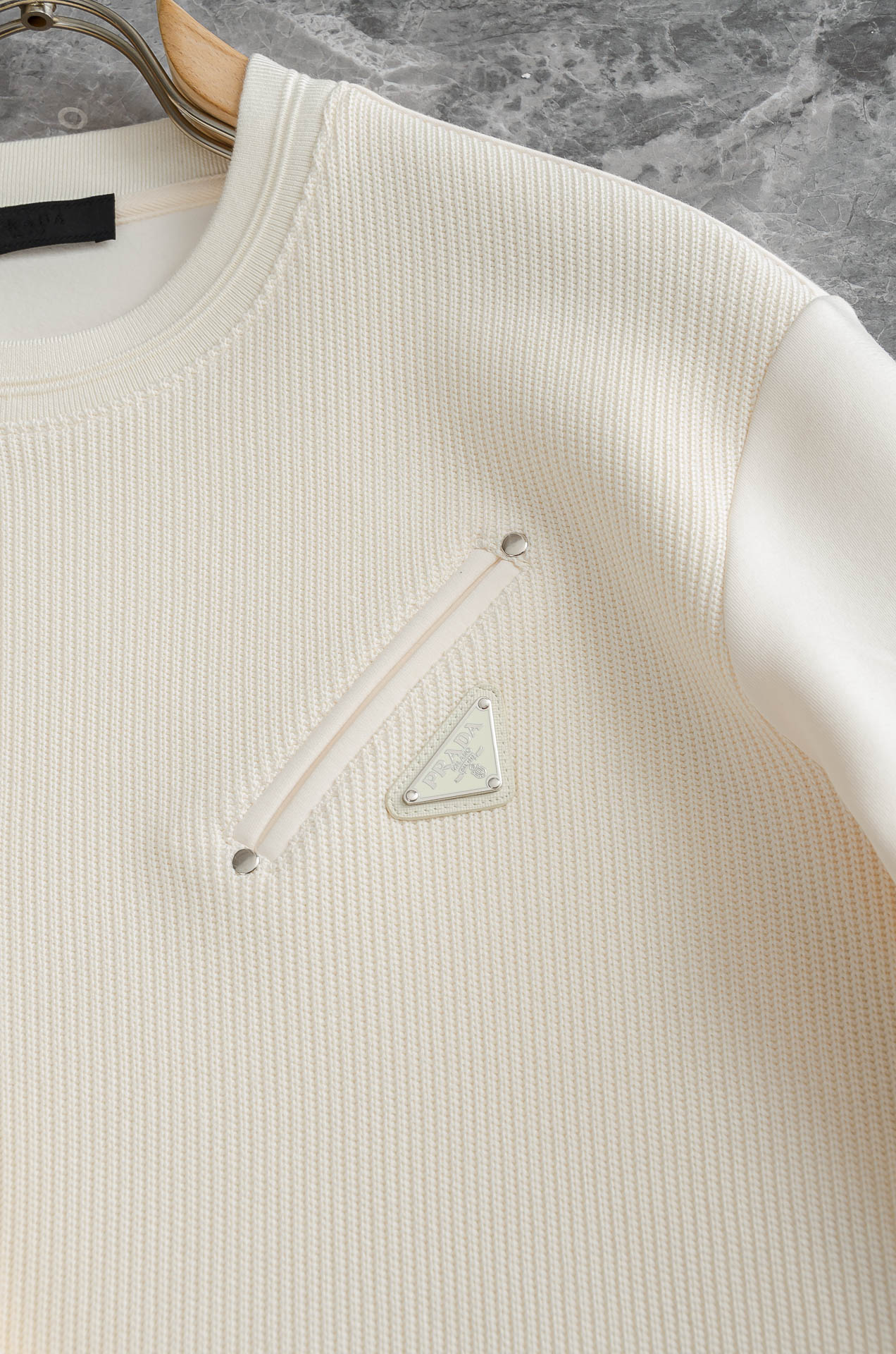 Pr*ada普拉达 2025FW秋冬最新品 客供进口面料保暖圆领男士卫衣#质感硬朗挺拔有型，版型立体不易