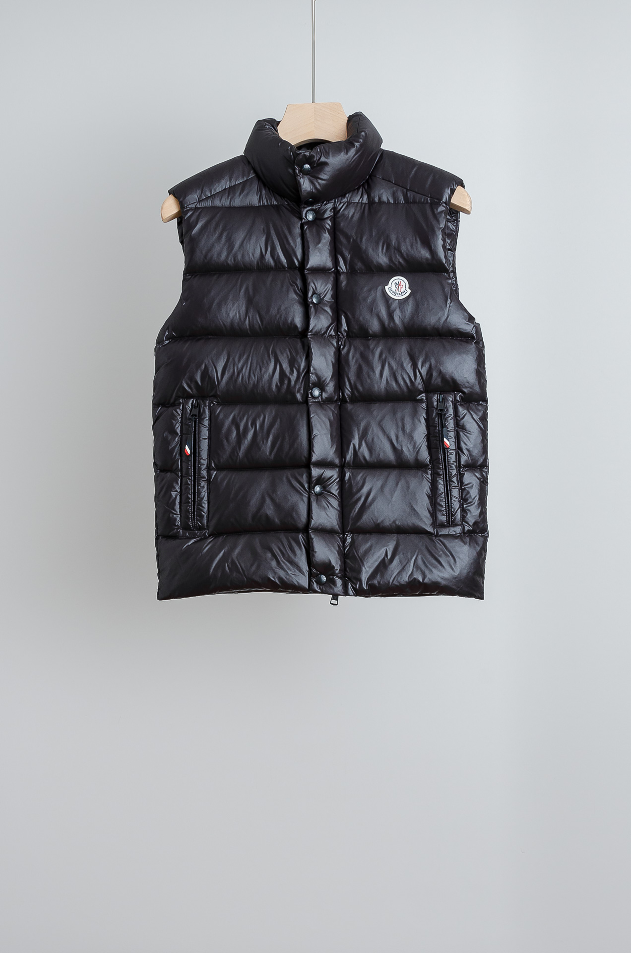 NO:703341,Moncler/Mask 526FW Classic Stand Collar Down Jacket Vest #Classic, versatile and fashionable iconic jacket. Exclusively made of top-grade down on the market, this vest embodies the personality of those who always want to be a champion. It can be worn as a vest in the middle of the season or paired with a windproof jacket in severe winter. National standard 90 pure white duck down, exclusive use of top-grade down on the market, one of the best on the market, everything is customized according to the original version. SizeM-XXXL,, Moncler, jackets &  coats,jackets & coats,down jacket,19860909Moncler/蒙口 526FW经典立领羽绒服马甲#经典中的经典百搭时尚款 标志性外套.市面独家使用顶级羽绒,这款背心,体现了那些总想成为冠军者的个性,可以在季节中期作为马甲穿着或在严冬与防风夹克搭配.国标90纯白鸭绒,市面独家使用顶级羽绒,市面最顶级没有之一,一切遵照原版定制. SizeM-XXXL,,Moncler,jackets & coats,jackets & coats,down jacket,,Men's clothing