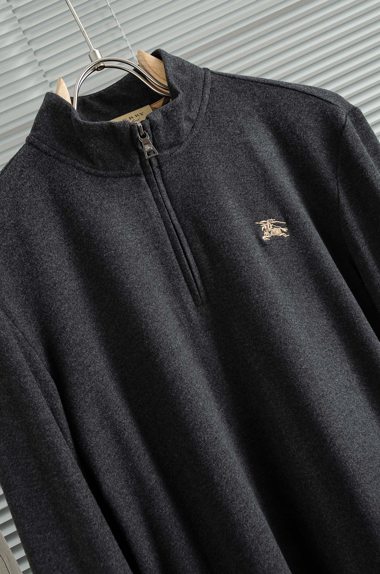 Nea# BURBE*RRY巴＊宝莉2026FW最新半拉链立领长袖衫#柔软亲肤又保暖，秋冬穿超合适!立领