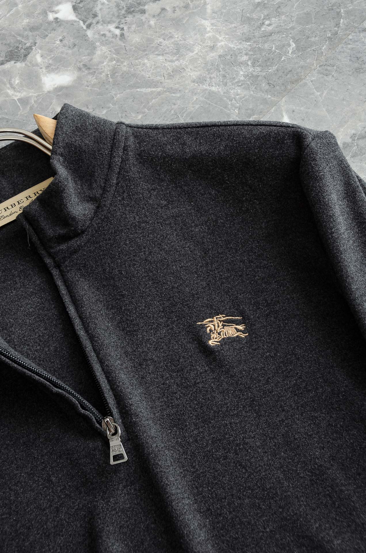 Nea# BURBE*RRY巴＊宝莉2026FW最新半拉链立领长袖衫#柔软亲肤又保暖，秋冬穿超合适!立领