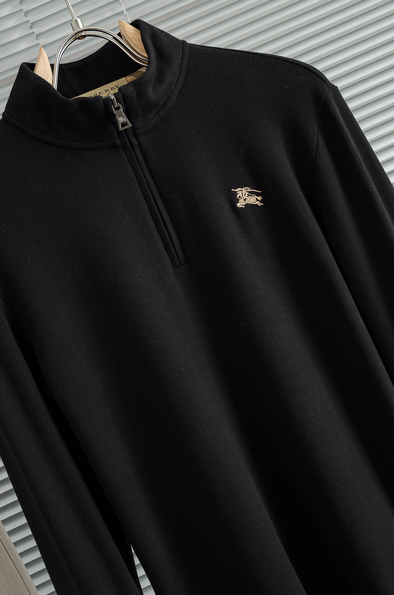 Nea# BURBE*RRY巴＊宝莉2026FW最新半拉链立领长袖衫#柔软亲肤又保暖，秋冬穿超合适!立领