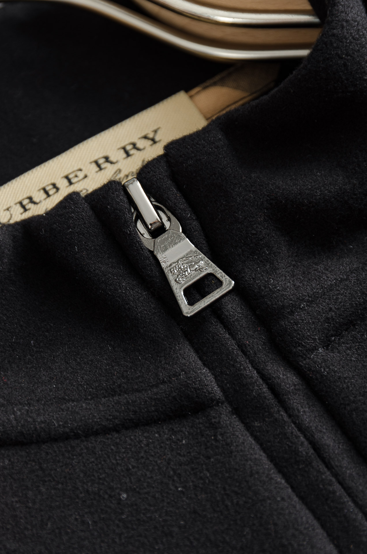 Nea# BURBE*RRY巴＊宝莉2026FW最新半拉链立领长袖衫#柔软亲肤又保暖，秋冬穿超合适!立领