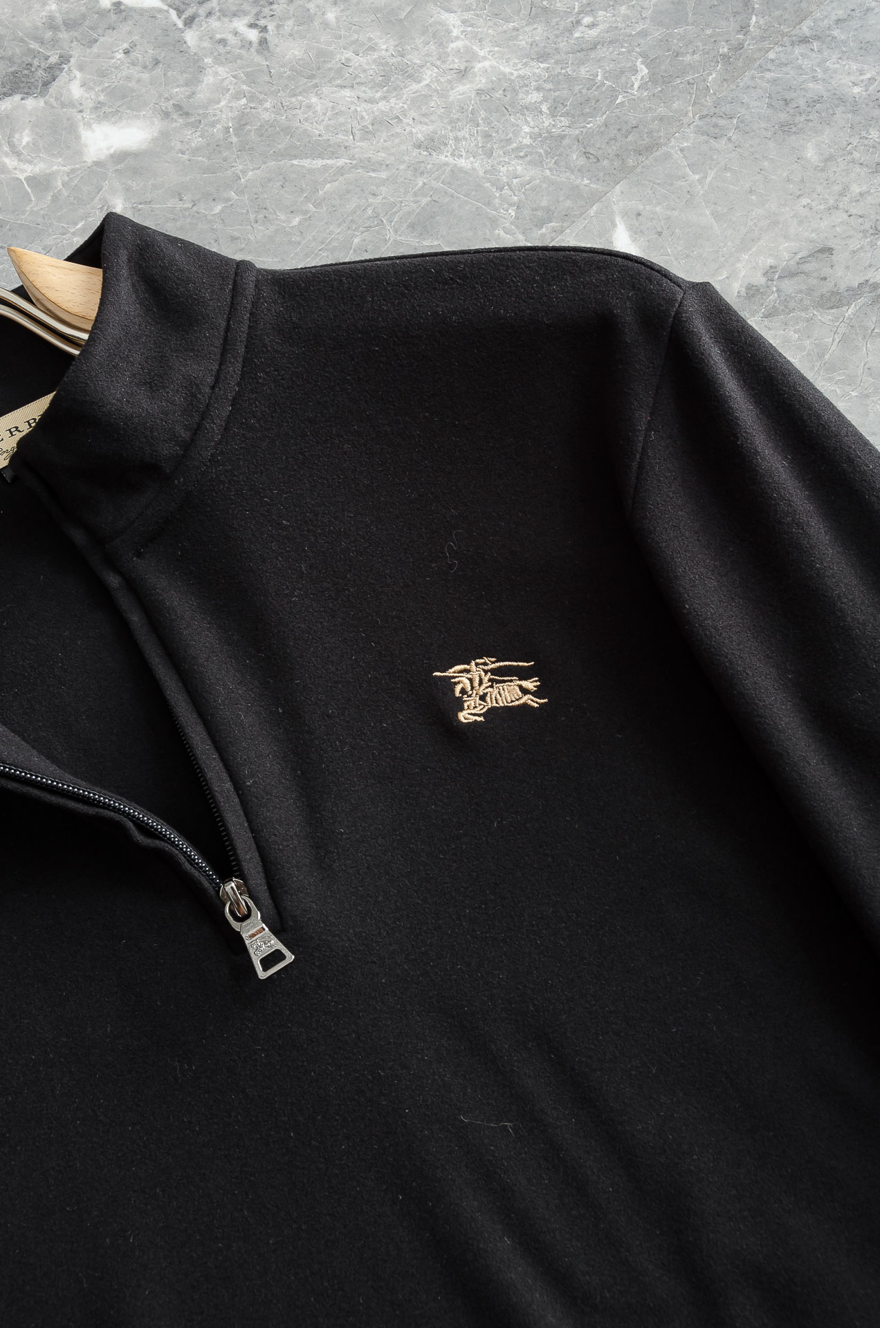 Nea# BURBE*RRY巴＊宝莉2026FW最新半拉链立领长袖衫#柔软亲肤又保暖，秋冬穿超合适!立领