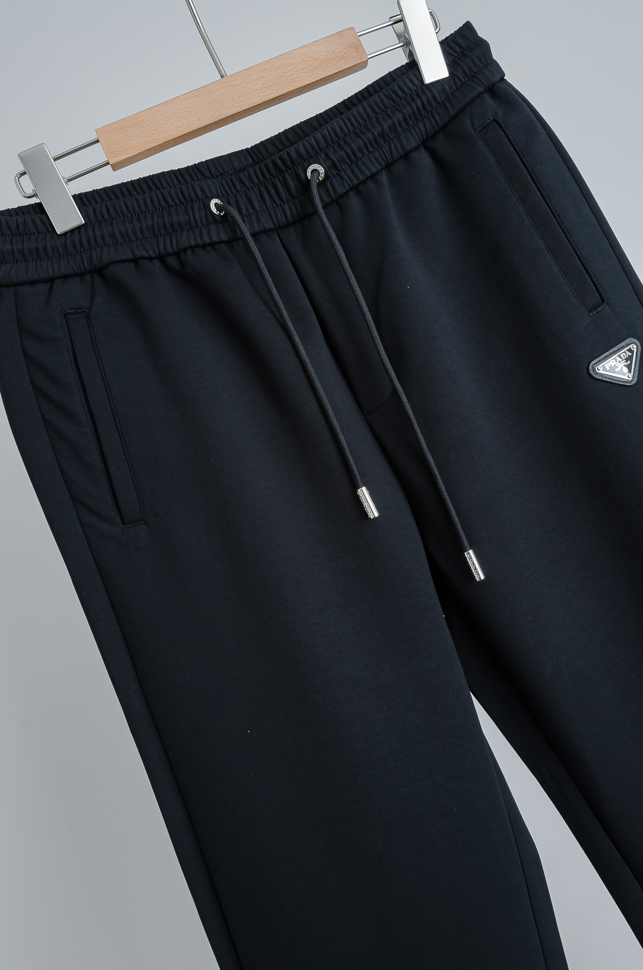 ☀️☀️Pra*da普＊拉达26FW精梳棉混纺挺括有型自带筋骨感抗皱性极强四面弹力包容性好弹力松紧腰搭配