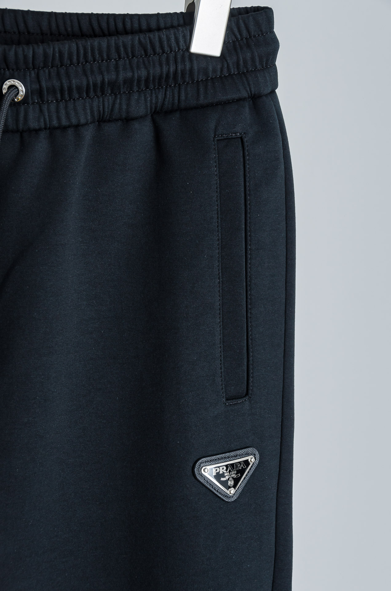 ☀️☀️Pra*da普＊拉达26FW精梳棉混纺挺括有型自带筋骨感抗皱性极强四面弹力包容性好弹力松紧腰搭配