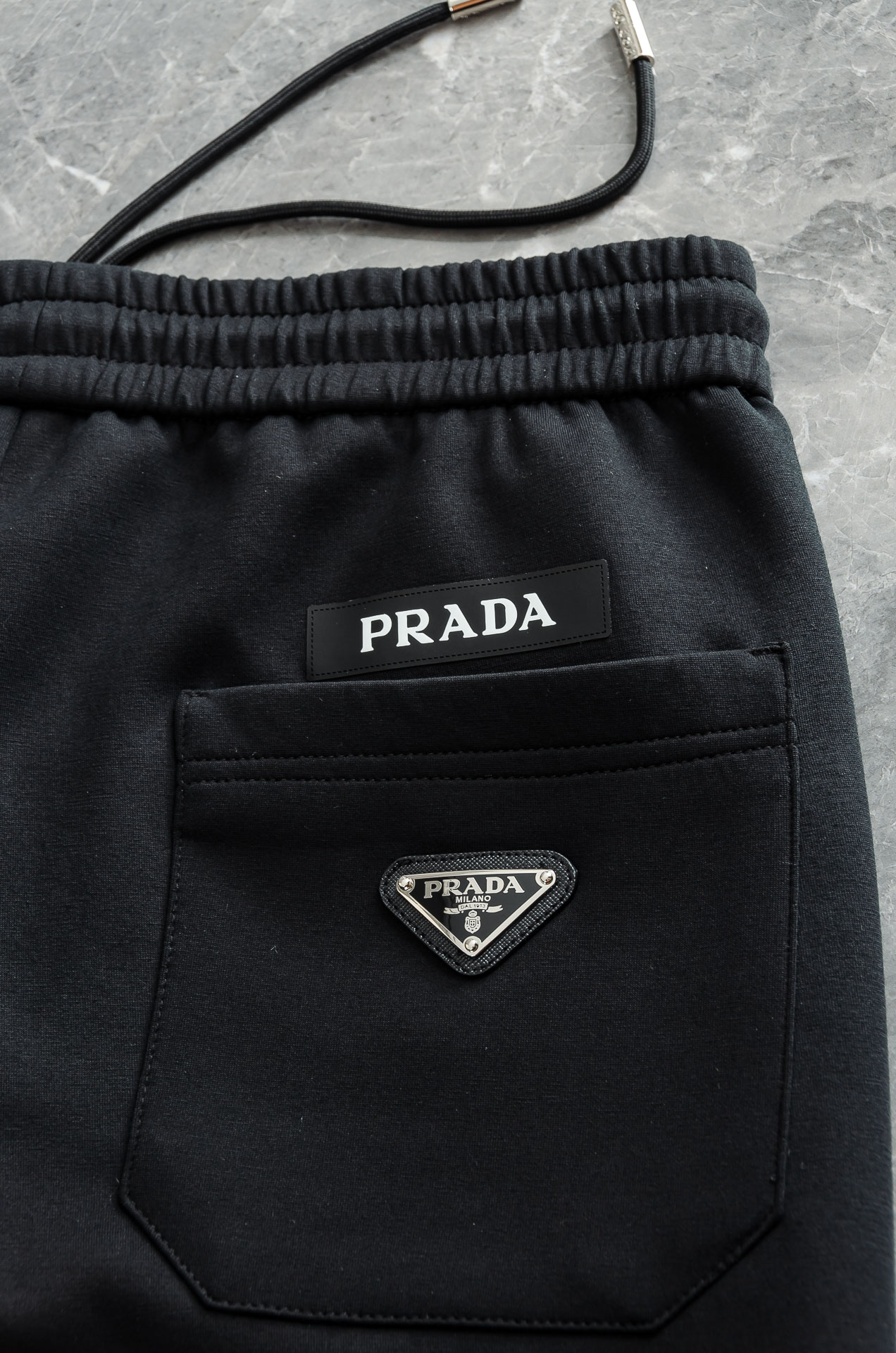 PRA*DA.普拉＊达26FW精梳棉混纺挺括有型自带筋骨感抗皱性极强四面弹力包容性好弹力松紧腰搭配抽绳设