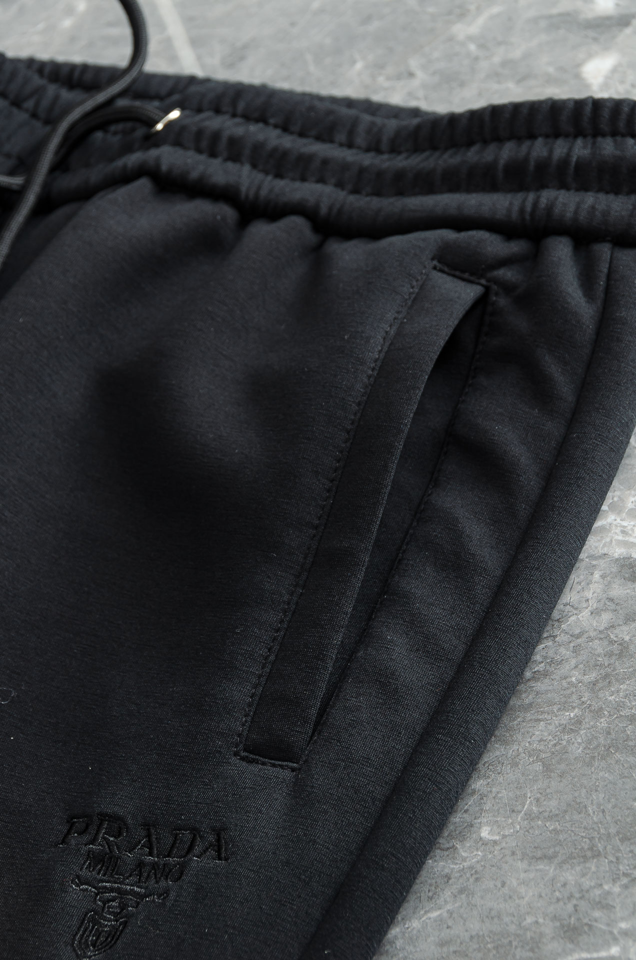 PRA*DA.普拉＊达26FW精梳棉混纺挺括有型自带筋骨感抗皱性极强四面弹力包容性好弹力松紧腰搭配抽绳设