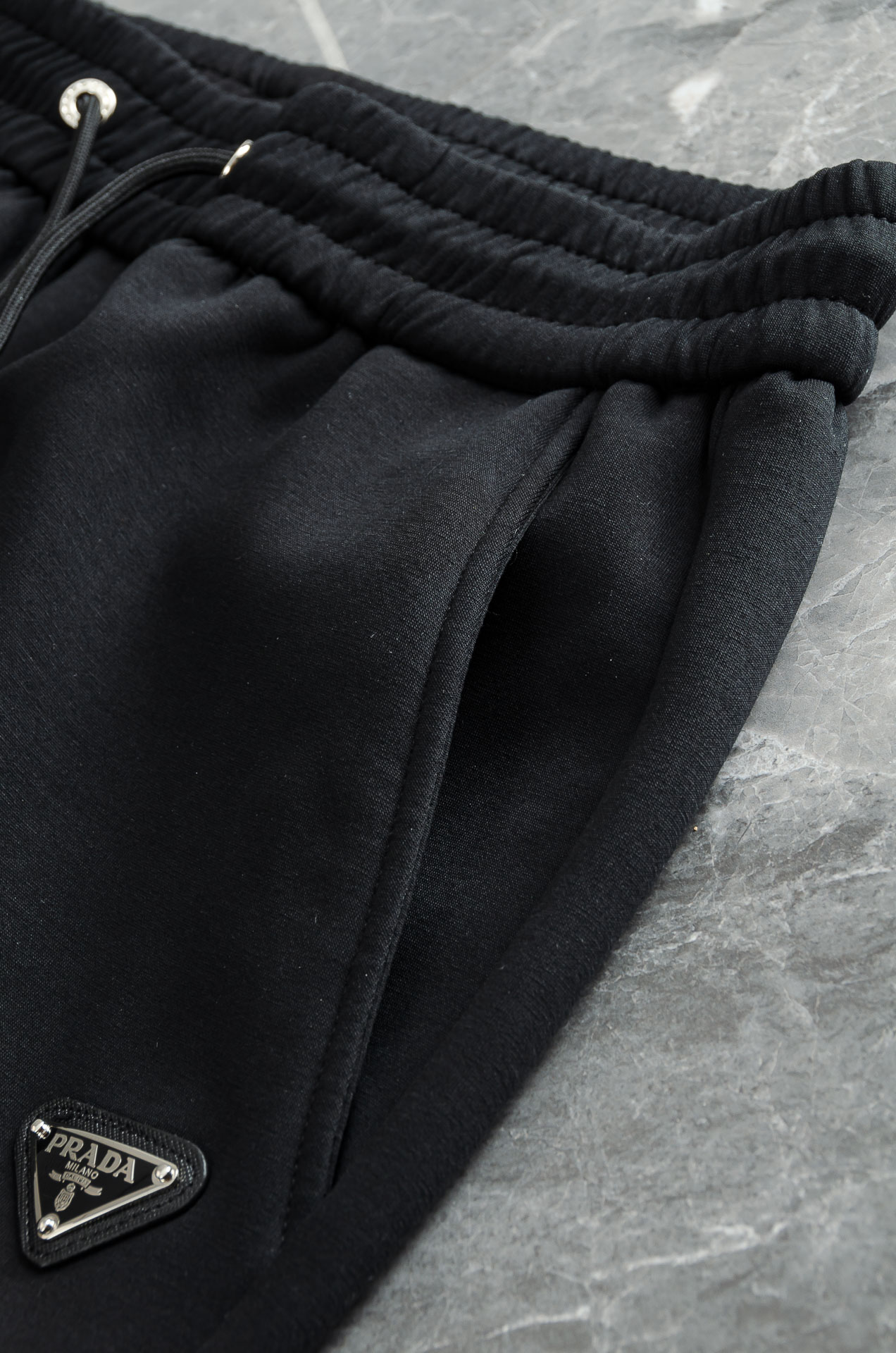 PRA*DA.普拉＊达26FW精梳棉混纺挺括有型自带筋骨感抗皱性极强四面弹力包容性好弹力松紧腰搭配抽绳设