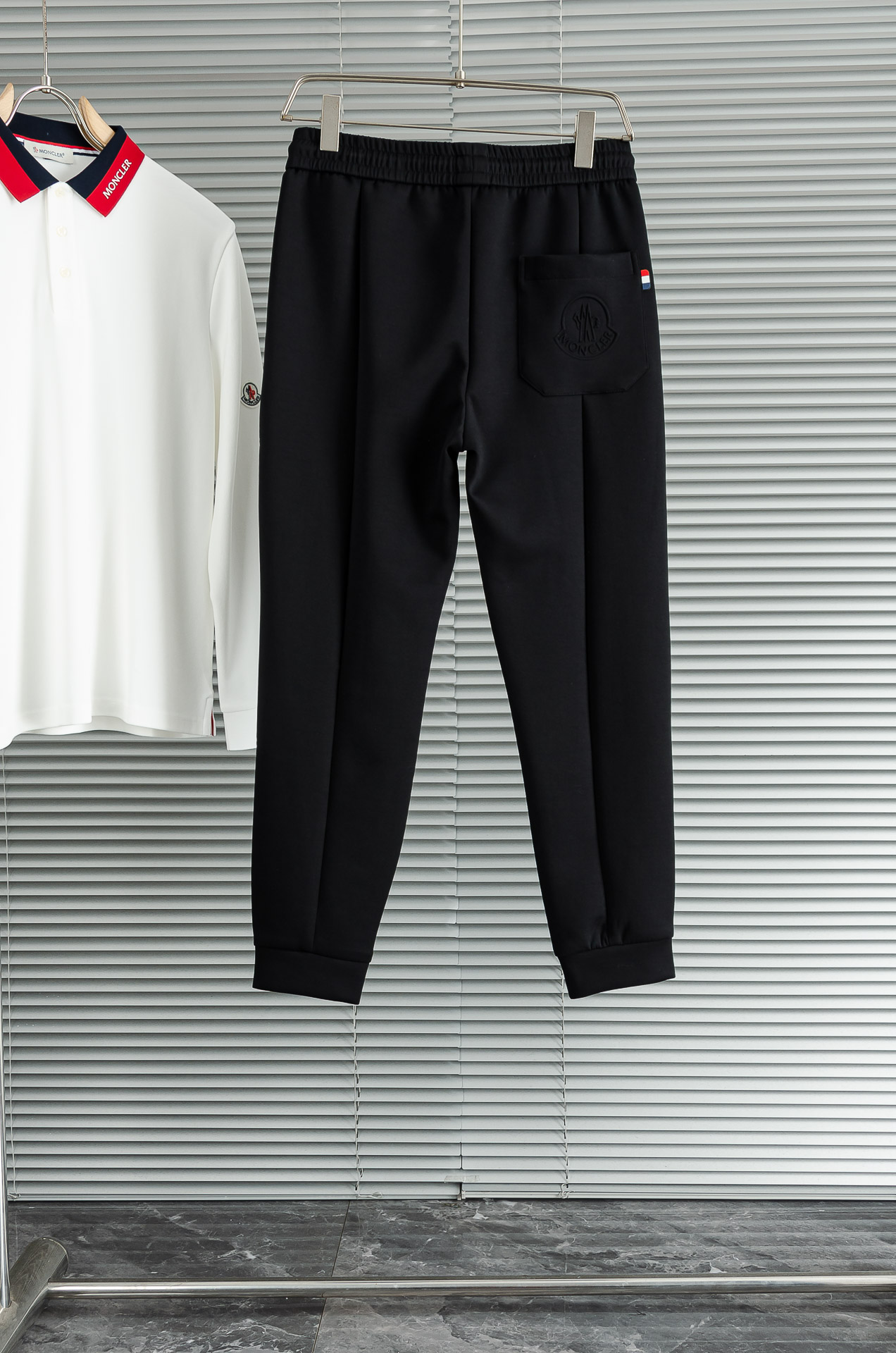 MONC*LER蒙/口26FW精梳棉混纺挺括有型自带筋骨感抗皱性极强四面弹力包容性好弹力松紧腰搭配抽绳设