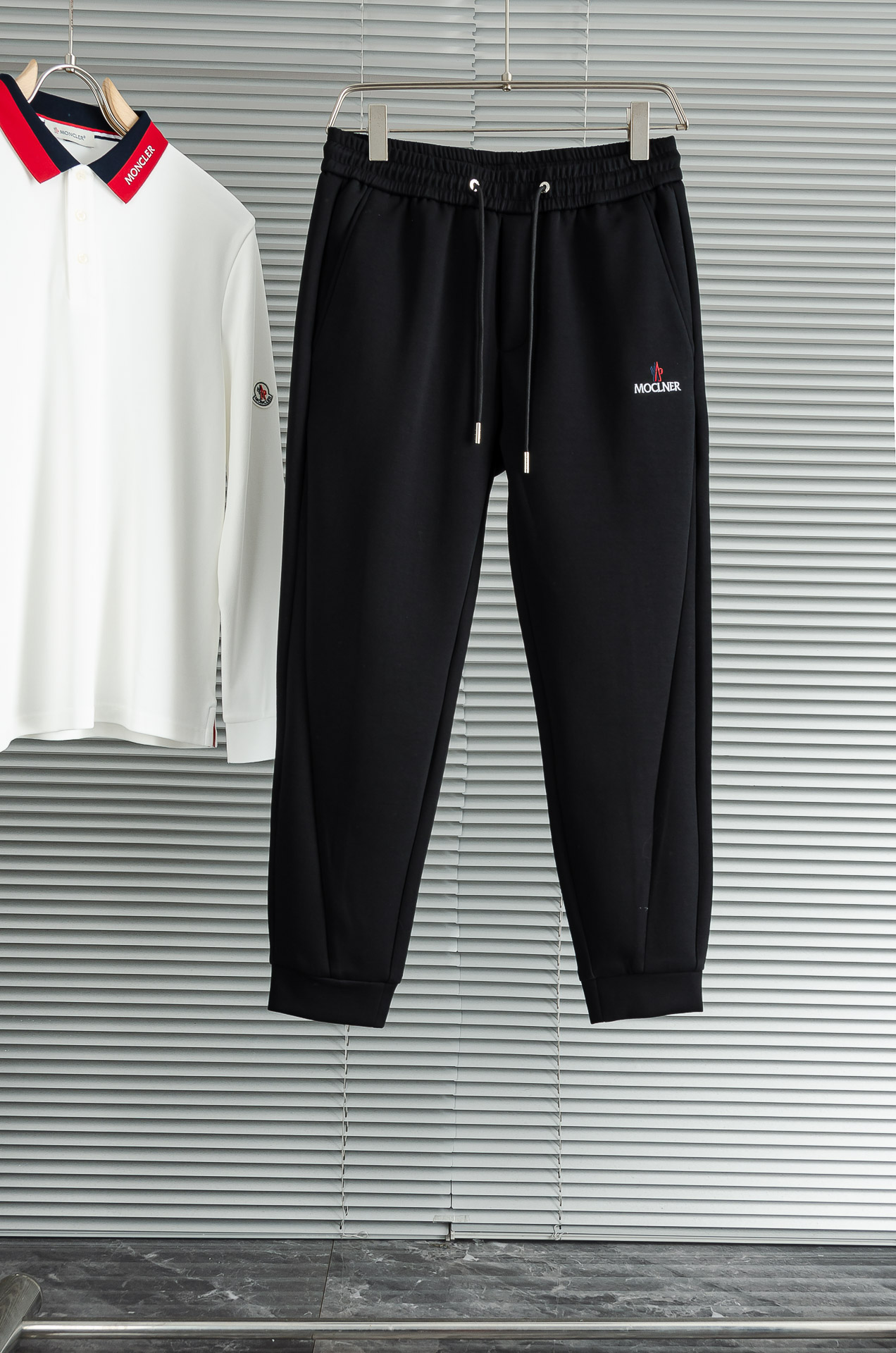 MONC*LER蒙/口26FW精梳棉混纺挺括有型自带筋骨感抗皱性极强四面弹力包容性好弹力松紧腰搭配抽绳设