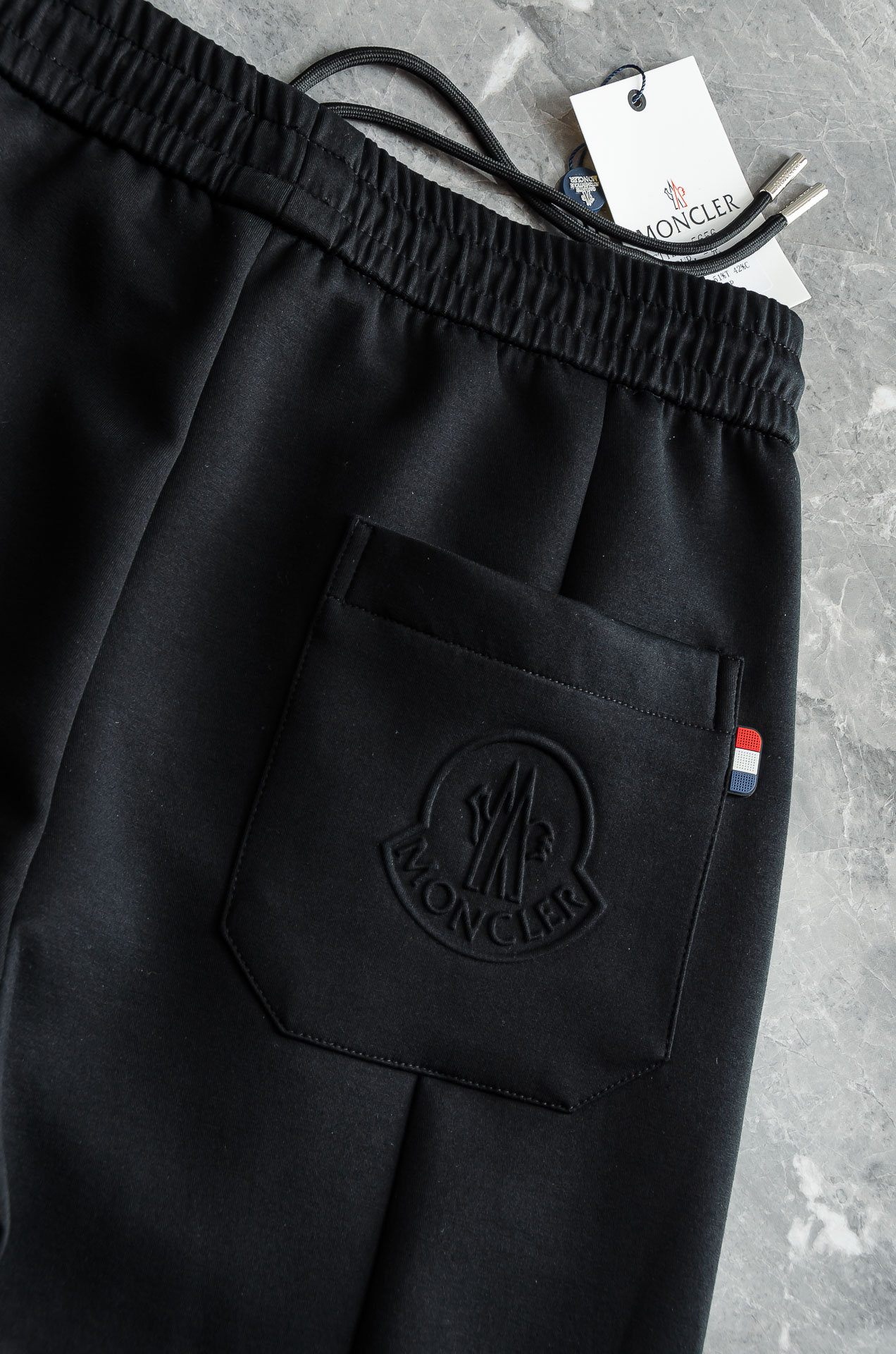 MONC*LER蒙/口26FW精梳棉混纺挺括有型自带筋骨感抗皱性极强四面弹力包容性好弹力松紧腰搭配抽绳设