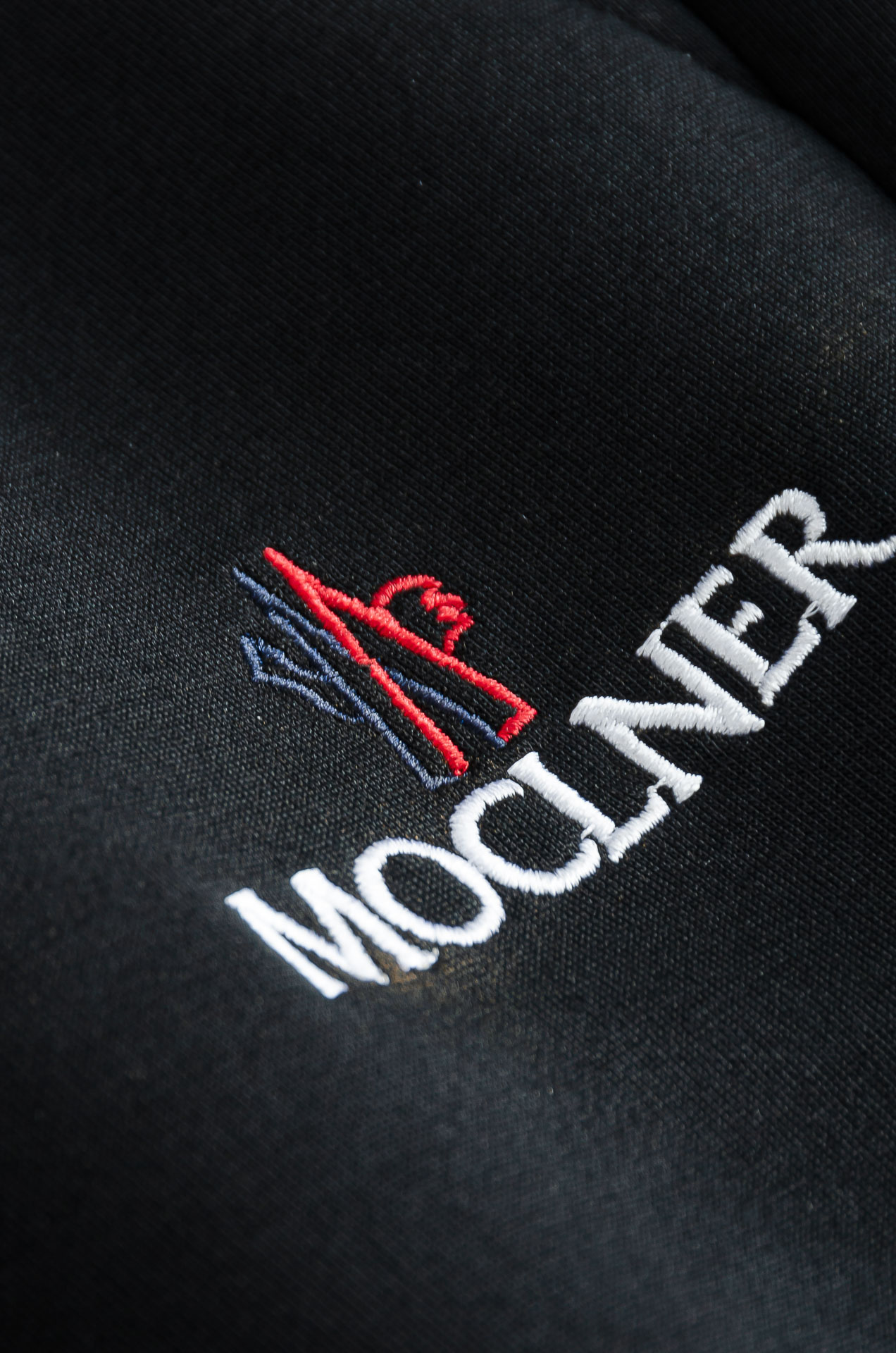 MONC*LER蒙/口26FW精梳棉混纺挺括有型自带筋骨感抗皱性极强四面弹力包容性好弹力松紧腰搭配抽绳设