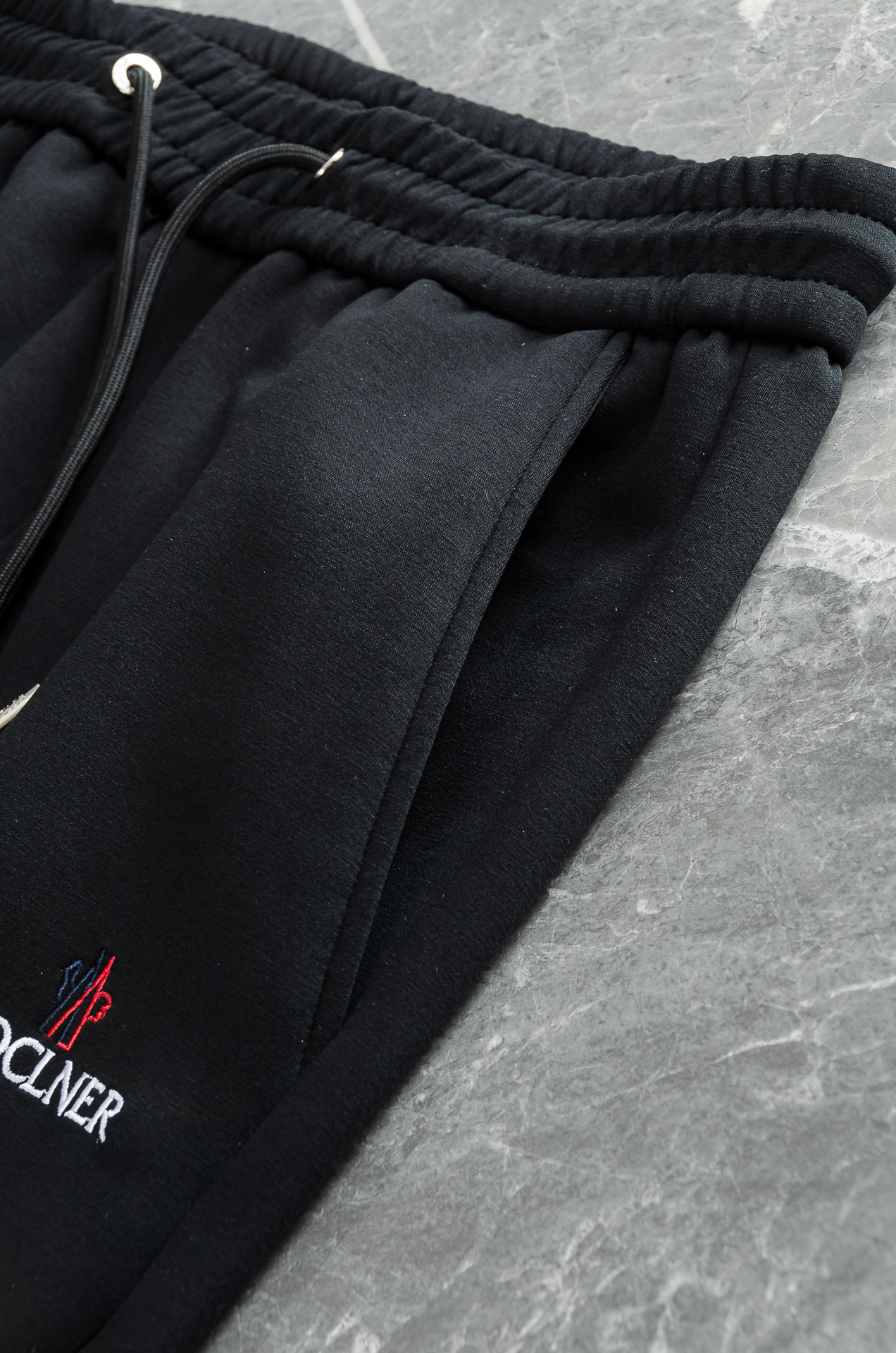 MONC*LER蒙/口26FW精梳棉混纺挺括有型自带筋骨感抗皱性极强四面弹力包容性好弹力松紧腰搭配抽绳设