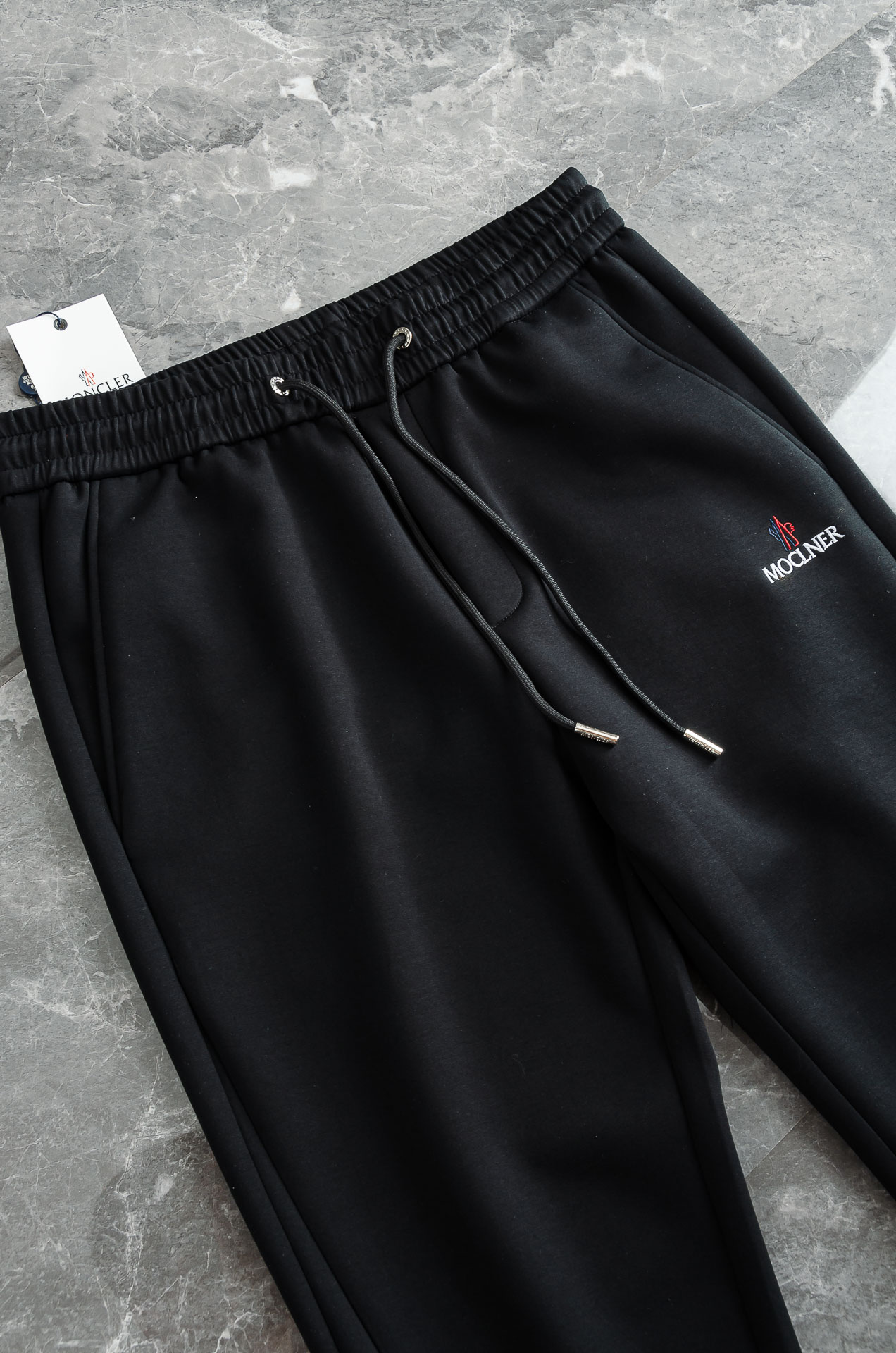 MONC*LER蒙/口26FW精梳棉混纺挺括有型自带筋骨感抗皱性极强四面弹力包容性好弹力松紧腰搭配抽绳设