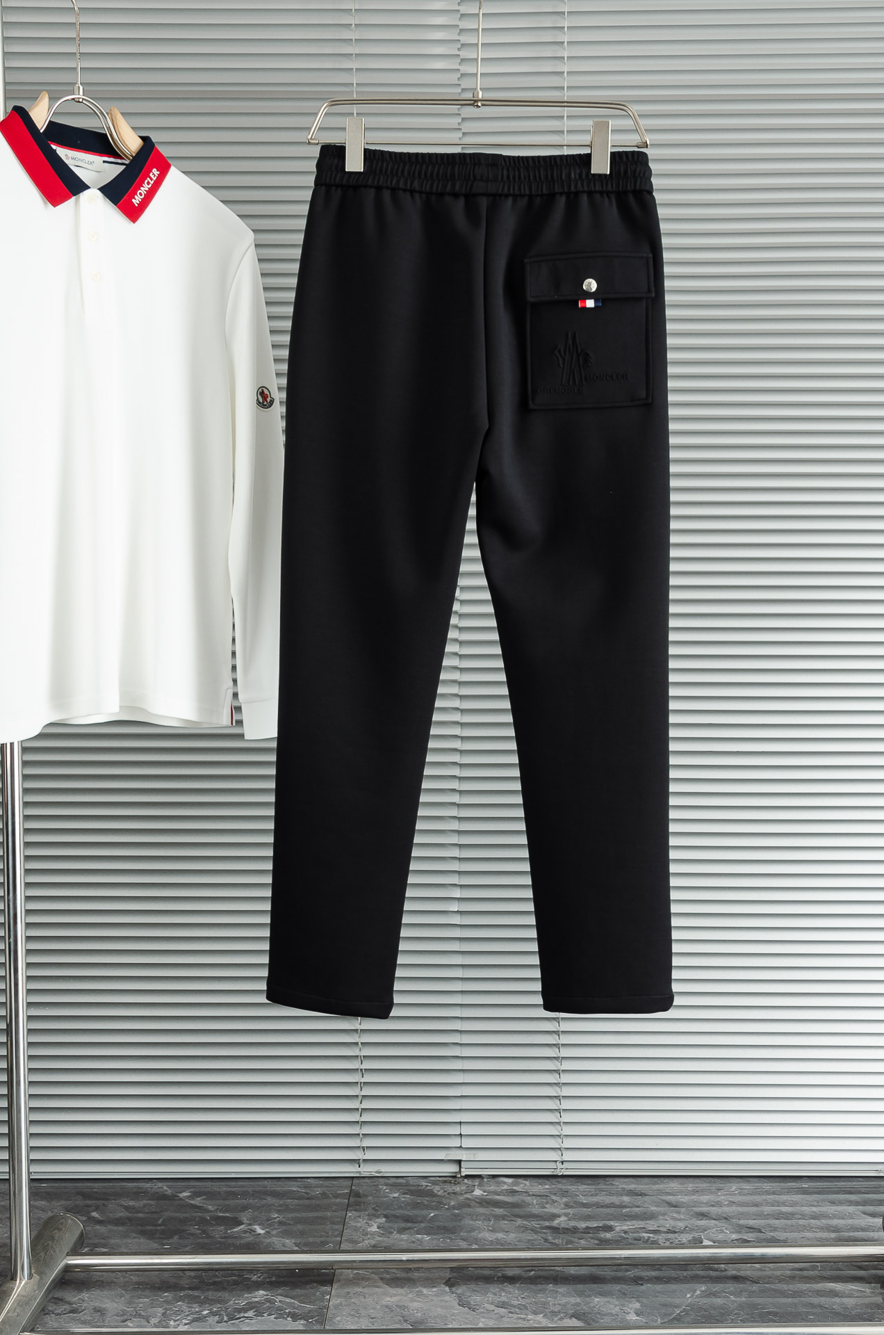 MONC*LER蒙/口26FW精梳棉混纺挺括有型自带筋骨感抗皱性极强四面弹力包容性好弹力松紧腰搭配抽绳设