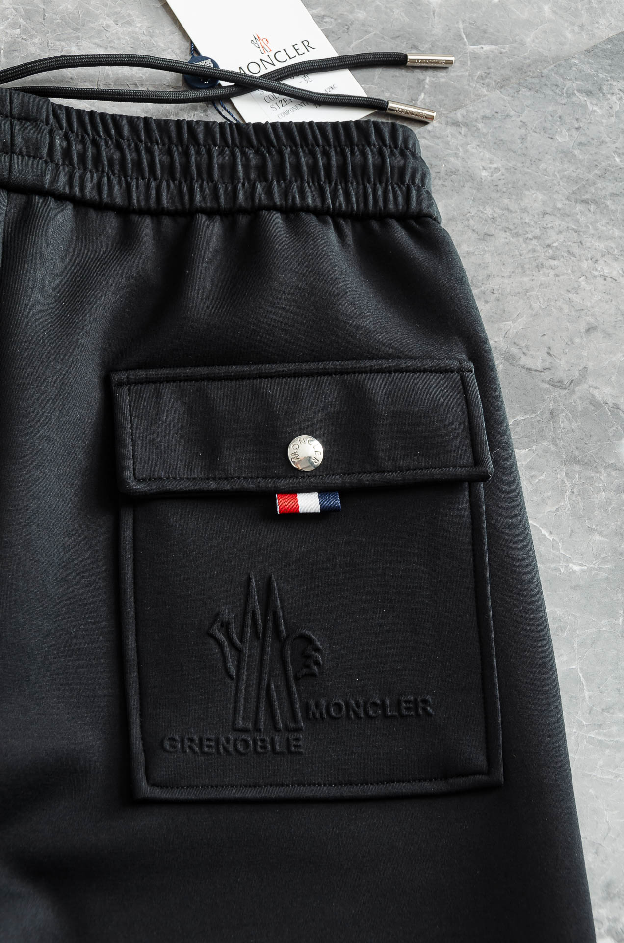 MONC*LER蒙/口26FW精梳棉混纺挺括有型自带筋骨感抗皱性极强四面弹力包容性好弹力松紧腰搭配抽绳设