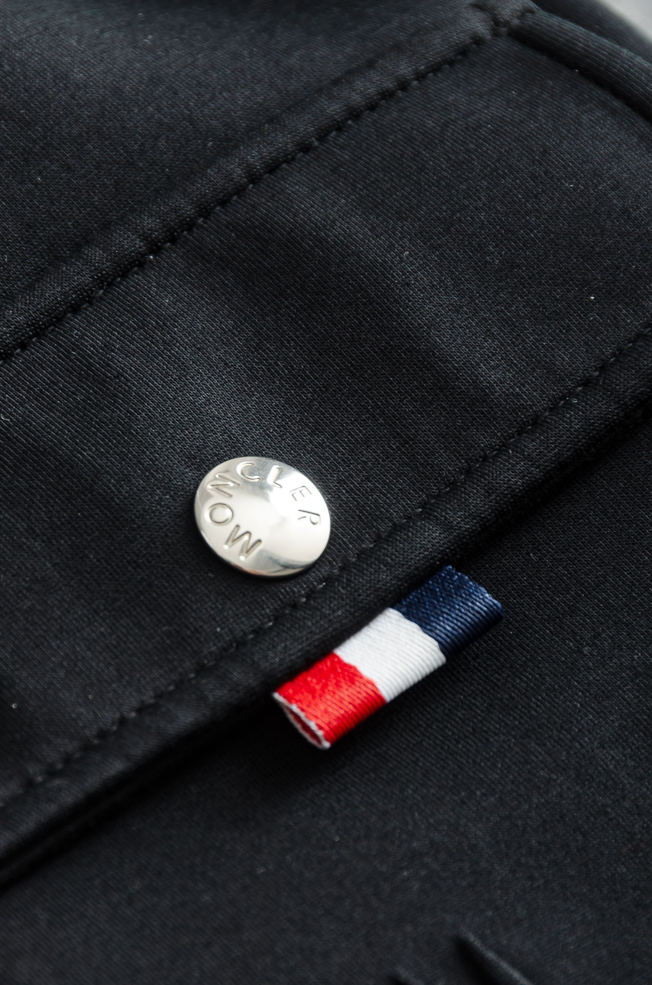 MONC*LER蒙/口26FW精梳棉混纺挺括有型自带筋骨感抗皱性极强四面弹力包容性好弹力松紧腰搭配抽绳设