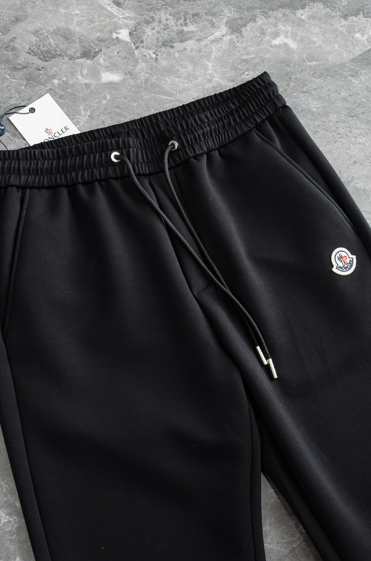 MONC*LER蒙/口26FW精梳棉混纺挺括有型自带筋骨感抗皱性极强四面弹力包容性好弹力松紧腰搭配抽绳设