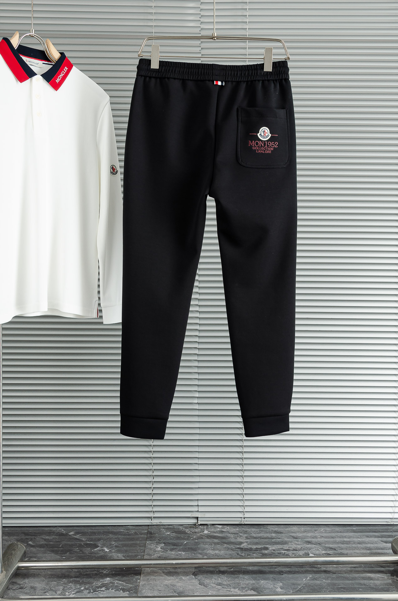 MONC*LER蒙/口26FW精梳棉混纺挺括有型自带筋骨感抗皱性极强四面弹力包容性好弹力松紧腰搭配抽绳设